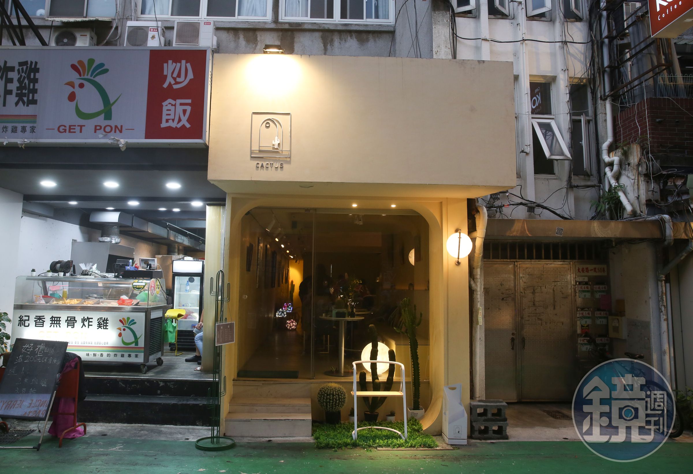 「Cactus Bar」開在台北大安路繁忙巷內，越夜越美麗。
