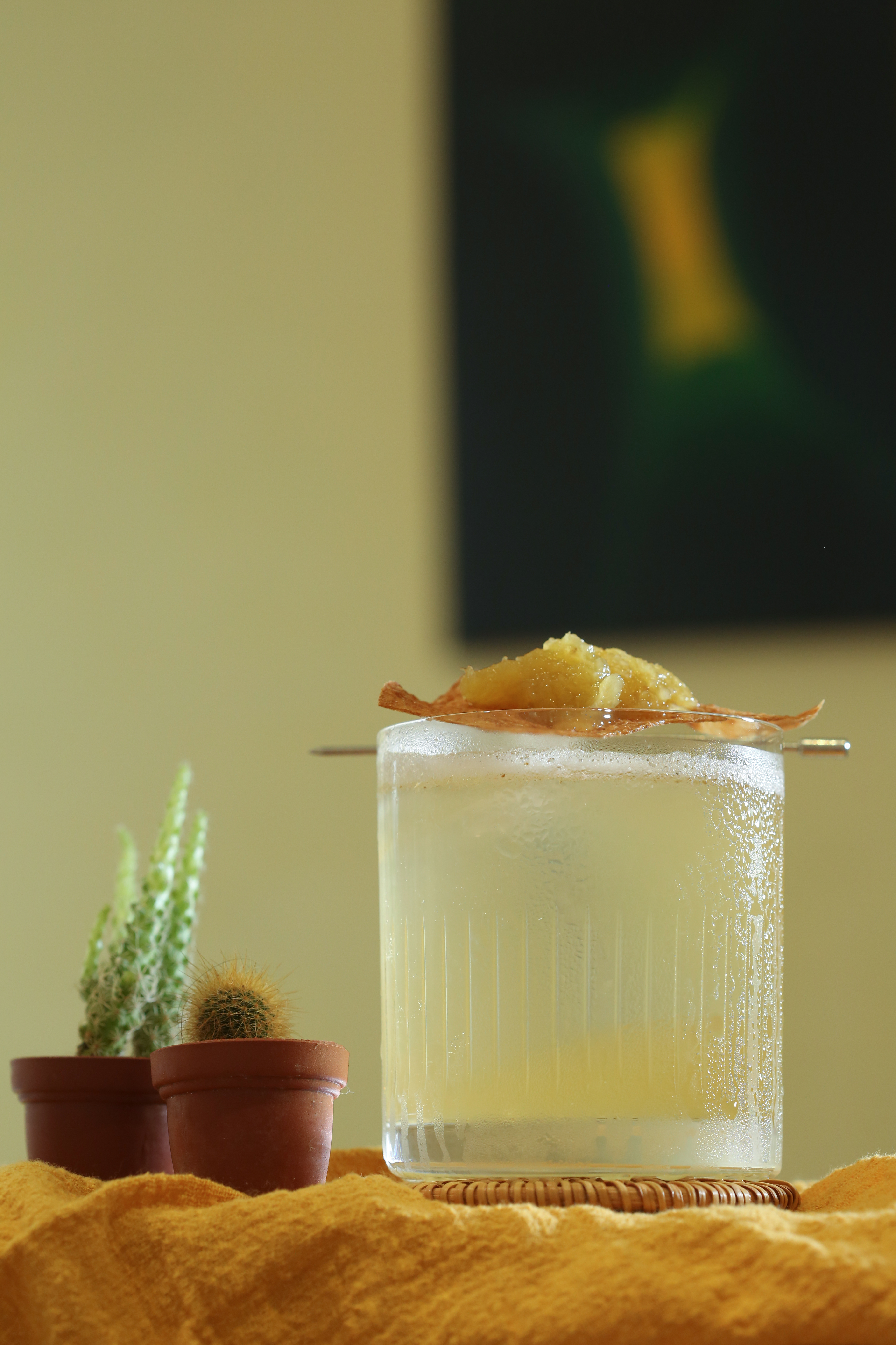 「Breakfast Martini」為了對應《回到光之所在》的那抹黃，以烤過的餛飩皮盛裝自製鳳梨果醬，厚山琴酒的存在感十分強烈。（400元／杯）