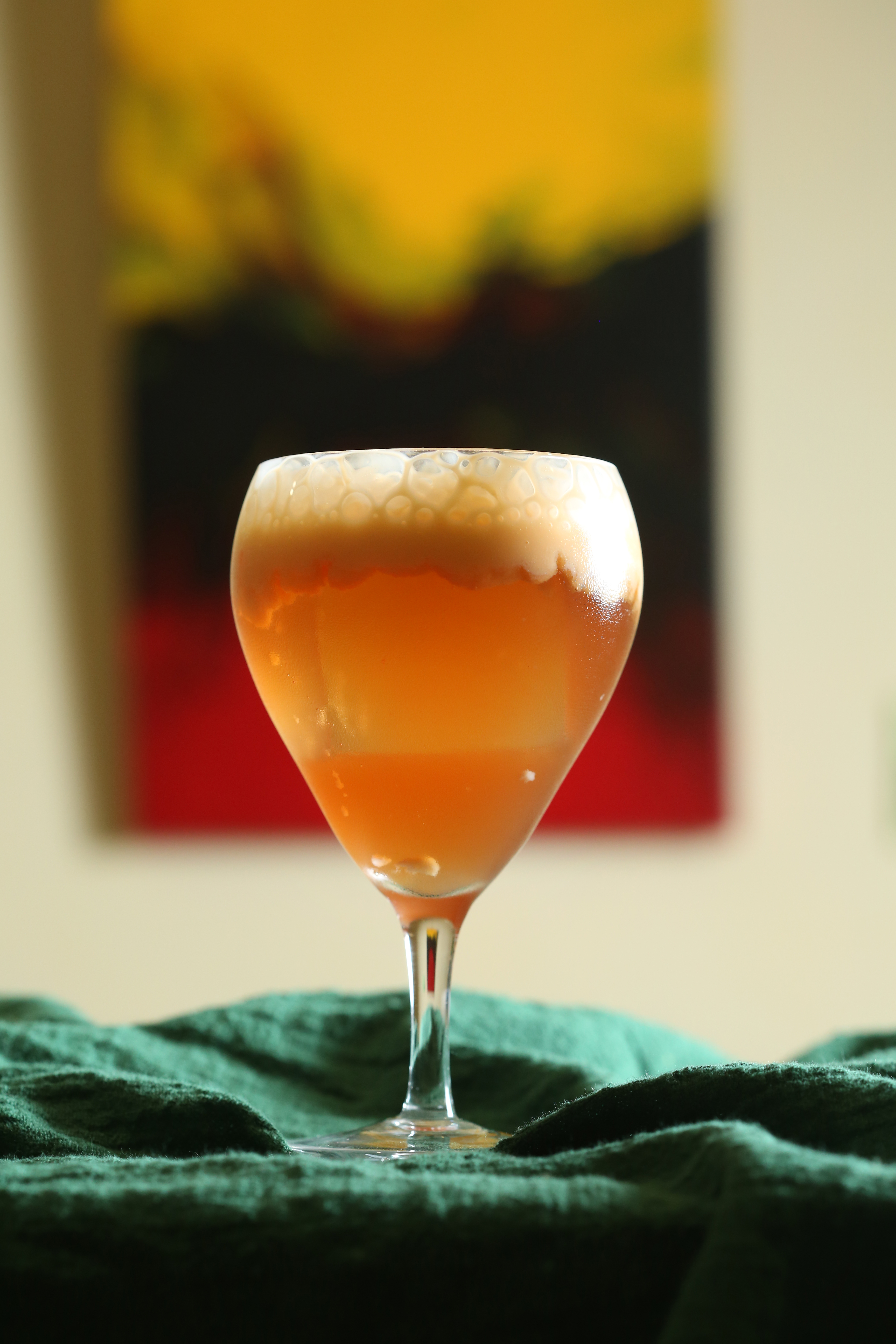 以植物學家琴酒為底的「Bramble」，頂上的木瓜泡泡、莓果口感，都在呼應《紅與黃》。（400元／杯）