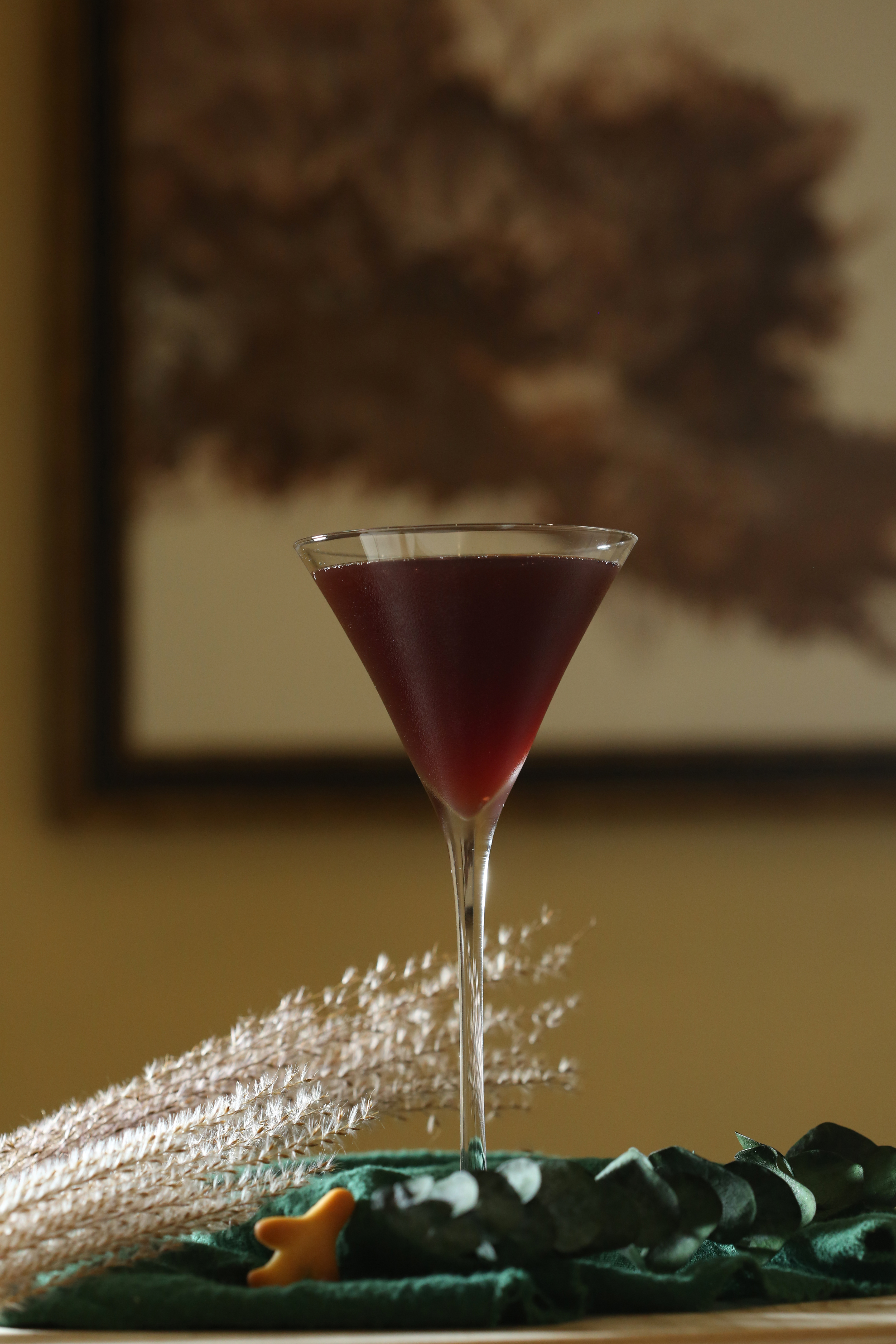 「Paper Plane」以飛機餅乾、野火雞威士忌、烏梅、冬瓜茶、巧克力呼應《舞台劇之歌》的色調。（400元／杯）