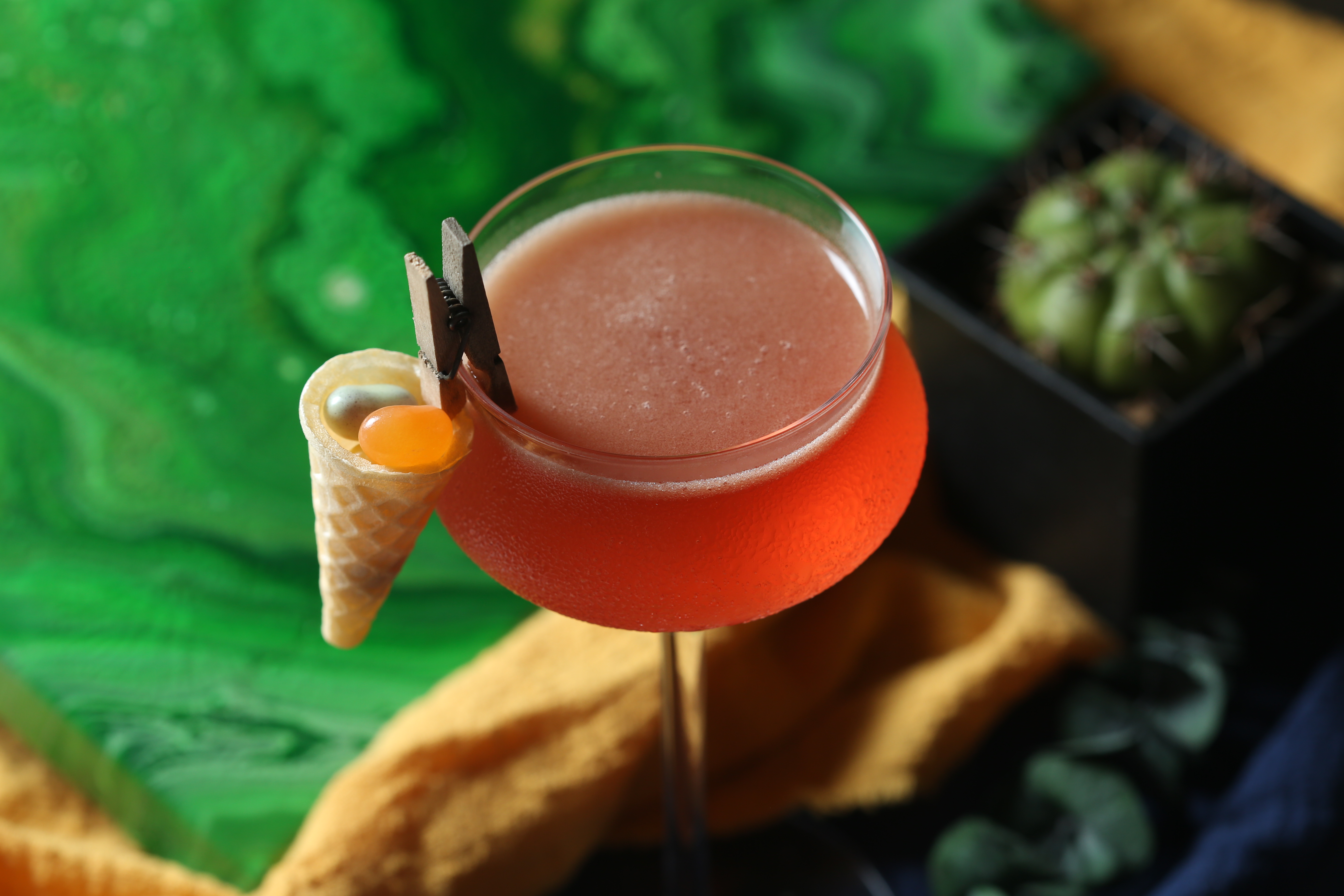 以極琴酒調製「Jasmine」是為了呼應Sasha的作品《流螢飛舞》，能感受童趣撲面而來。（400元／杯）