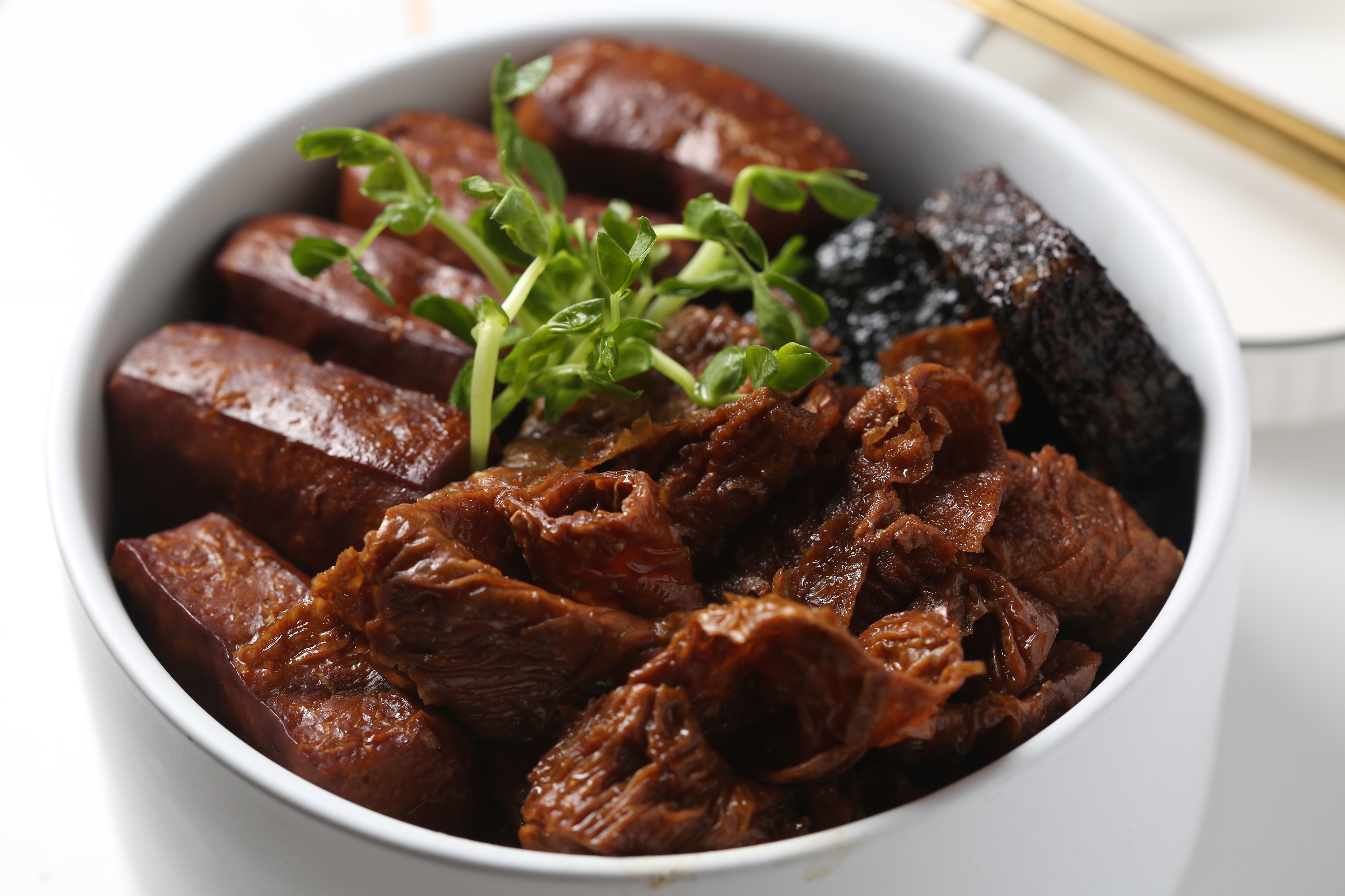 最受歡迎的宵夜是加入祕製中藥材的「人氣美食必吃滷味拼盤」。（450元／份）