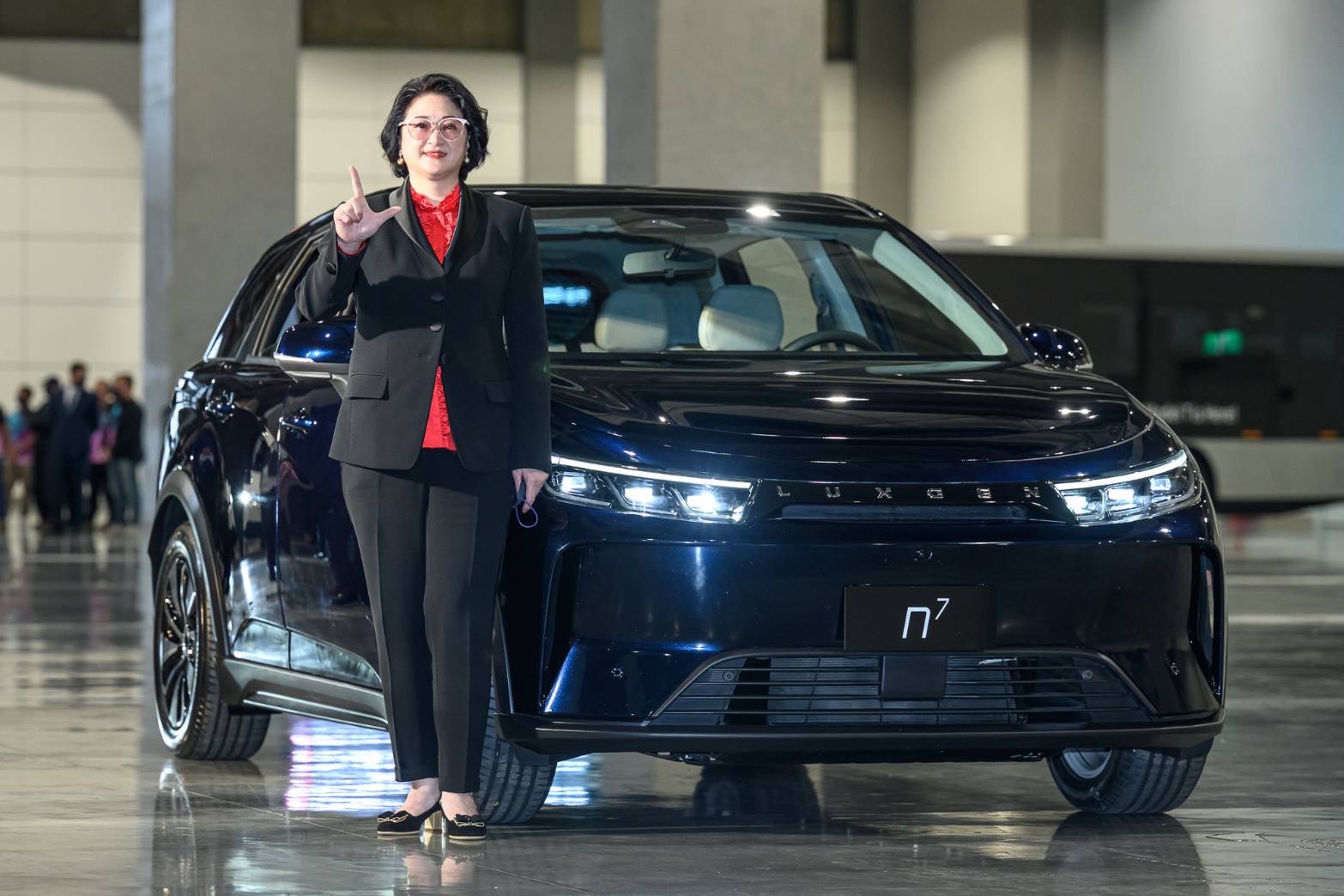 裕隆執行長嚴陳莉蓮受邀擔任鴻海科技日嘉賓，搭乘量產版Model C出場。（裕隆提供）