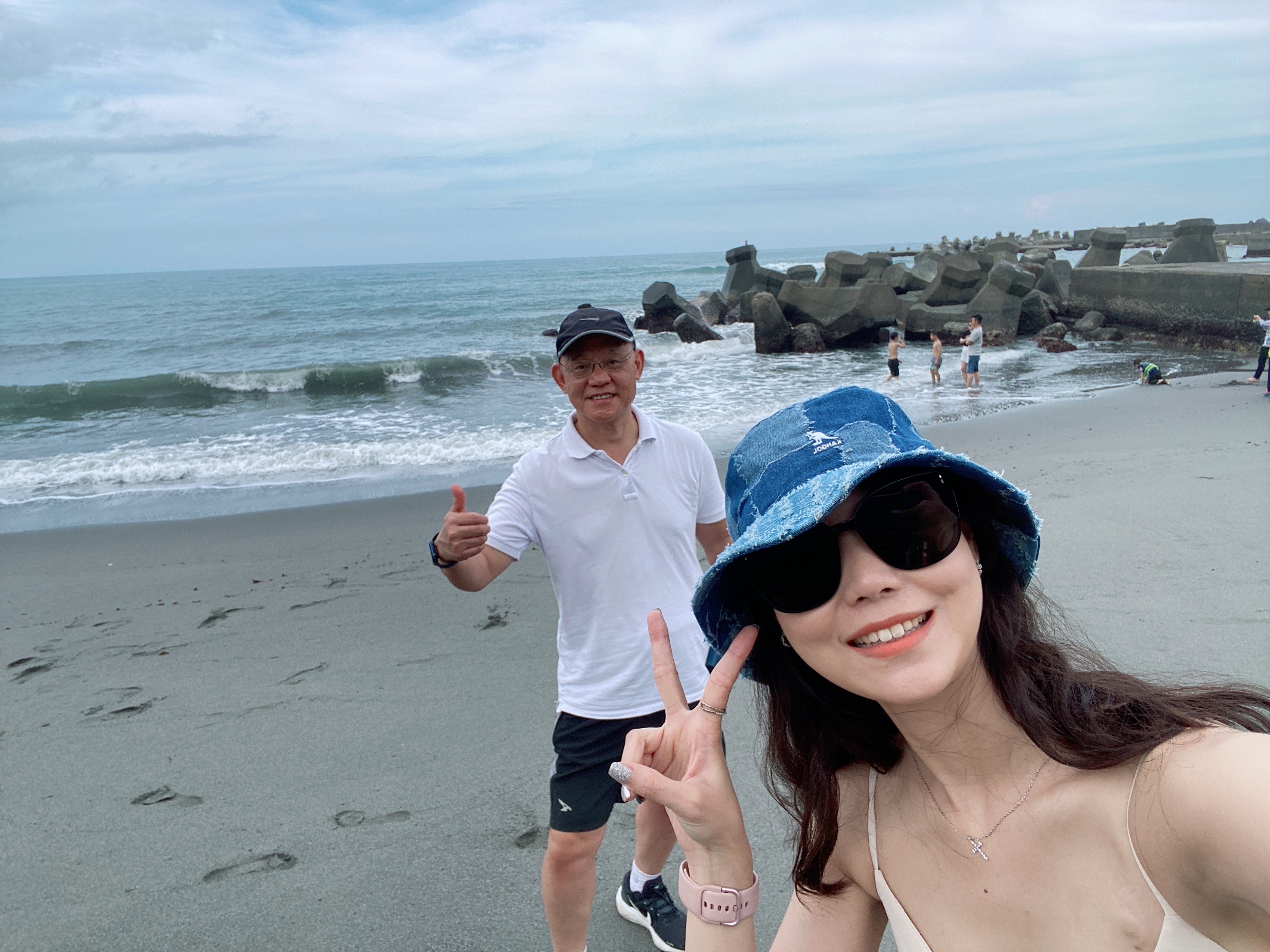 黃珮瑜（右）與其父在經歷多次化療及移植後找回健康。（慈濟基金會提供）