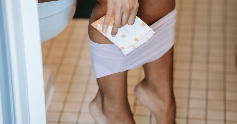 女網友上網求助，確診期間下體「不斷流水」，沒想到一堆苦主現身說法。（示意圖，翻攝自Pexels）