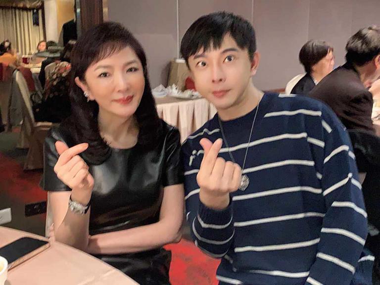 何麗玲近日出席晚宴,依舊優雅。(翻攝陳孝志臉書)
