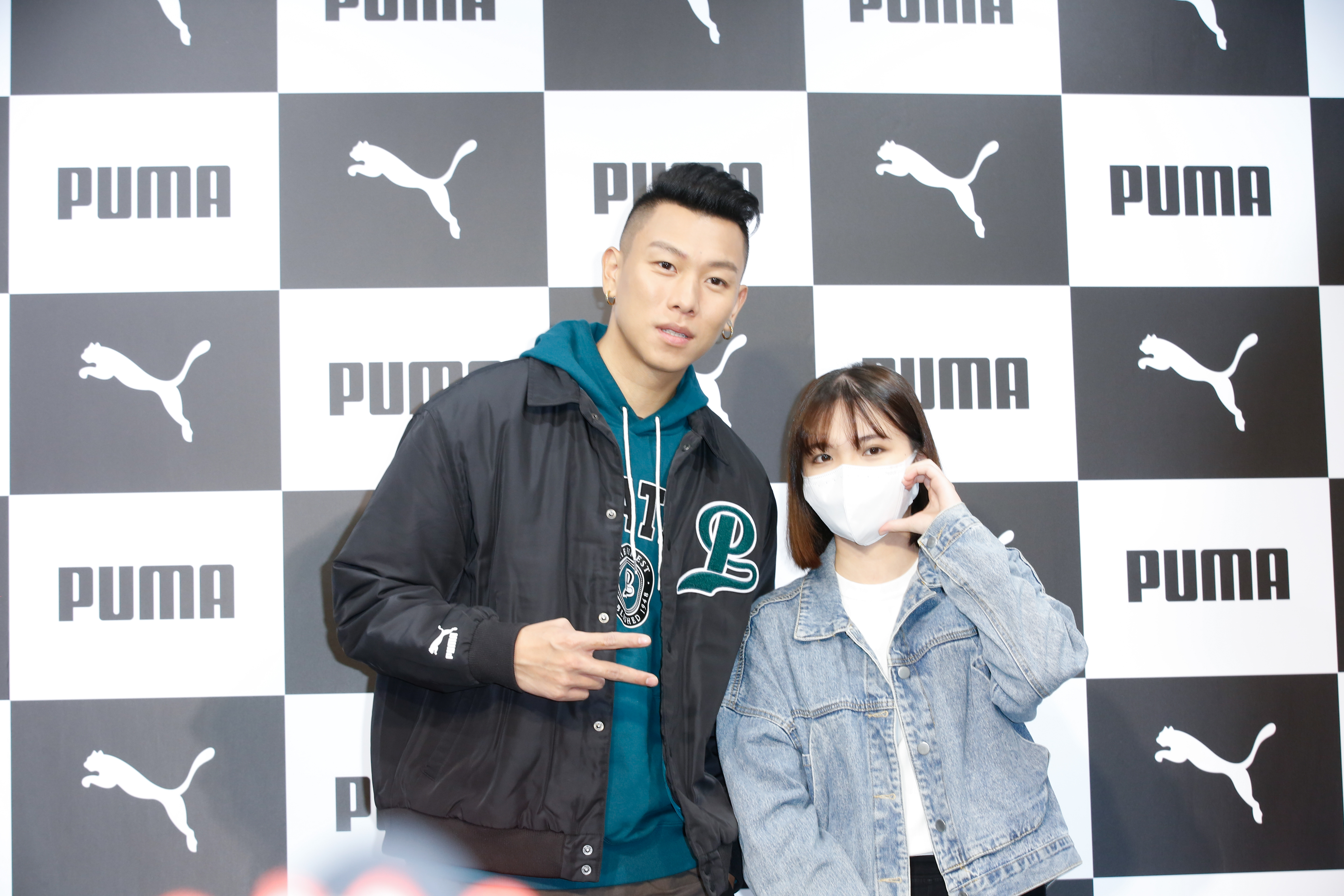 瘦子（左）以代言人之姿，與粉絲出席Puma忠孝旗艦館擴大改裝開幕。