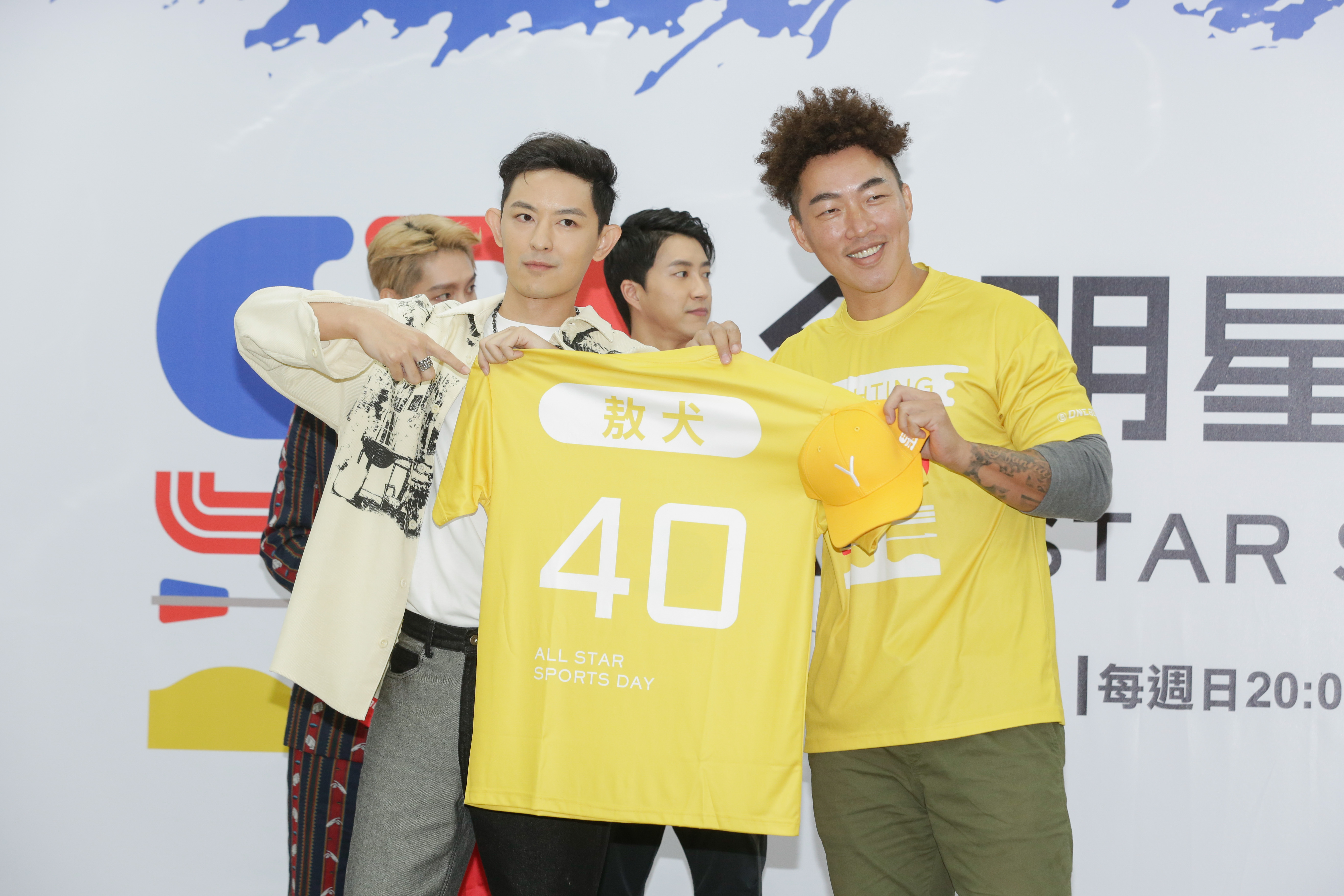 敖犬（左）加入《全明星4》賽事，黃隊領隊郭泓志（右）送上象徵性的服裝。