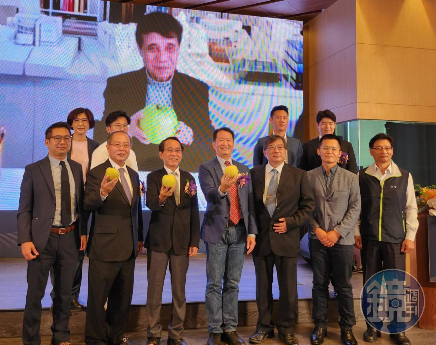 智匯方舟聯盟18日與高雄市政府共同召開記者會,會中以視訊方式連線國際大師安藤忠雄,宣布將由他為聯盟所負責建設的特貿三南南基地做所有規劃設計。(前排左2為國城建設集團總裁洪平森、左3為高雄市政府林欽榮副市長、右4為台電副總王振勇,後排左1為國城建設副總許鳳仙、左2為國城建設董事長洪士庭、右1為高興昌董事長特助呂偉誠、右2為高興昌總經理特助呂安德)