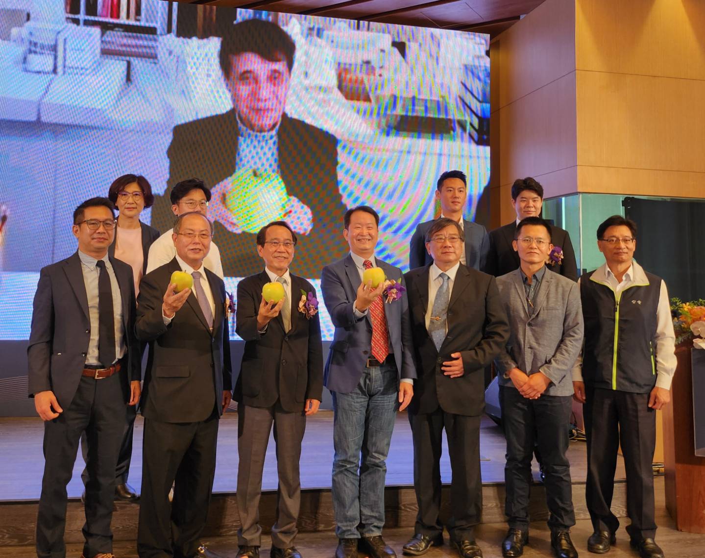 智匯方舟聯盟18日與高雄市政府共同召開記者會，會中以視訊方式連線國際大師安藤忠雄，宣布將由他為聯盟所負責建設的特貿三南南基地做所有規劃設計。（前排左2為國城建設集團總裁洪平森、左3為高雄市政府林欽榮副市長、右4為台電副總王振勇，後排左1為國城建設副總許鳳仙、左2為國城建設董事長洪士庭、右1為高興昌董事長特助呂偉誠、右2為高興昌總經理特助呂安德）