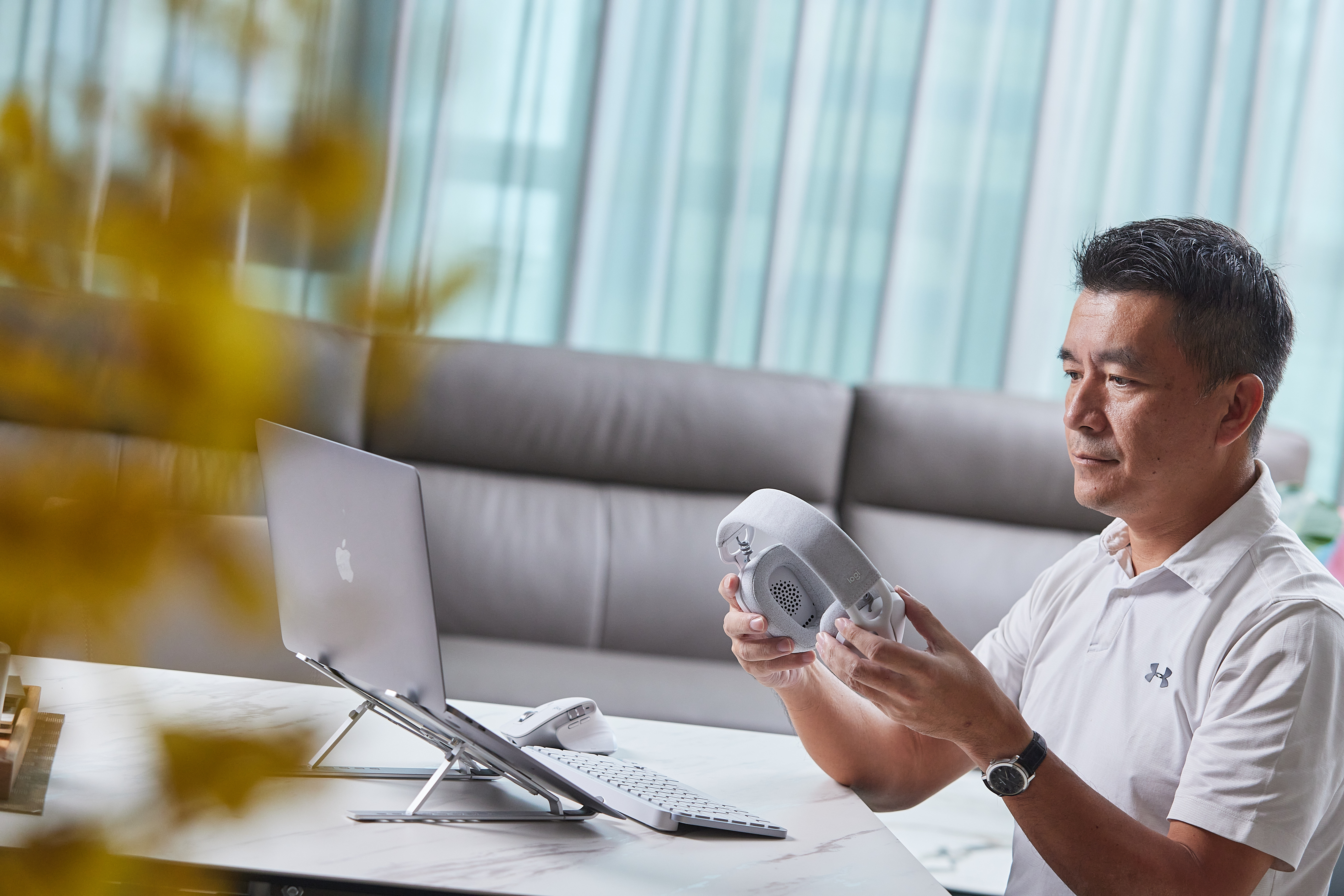 不只辦公室,他家中的電腦周邊產品也都優先選Logitech,無論是鍵盤、滑鼠、無線耳機還是視訊鏡頭。他分享, ZONE VIBE 100無線藍牙耳機麥克風,支持多點藍牙連線,可在電腦、手機、平板順暢切換。一口氣支援18小時的語音通話,音質飽滿、重量也輕,除了上班使用外,差旅坐高鐵時也都會用它聽音樂或是進行遠距會議。