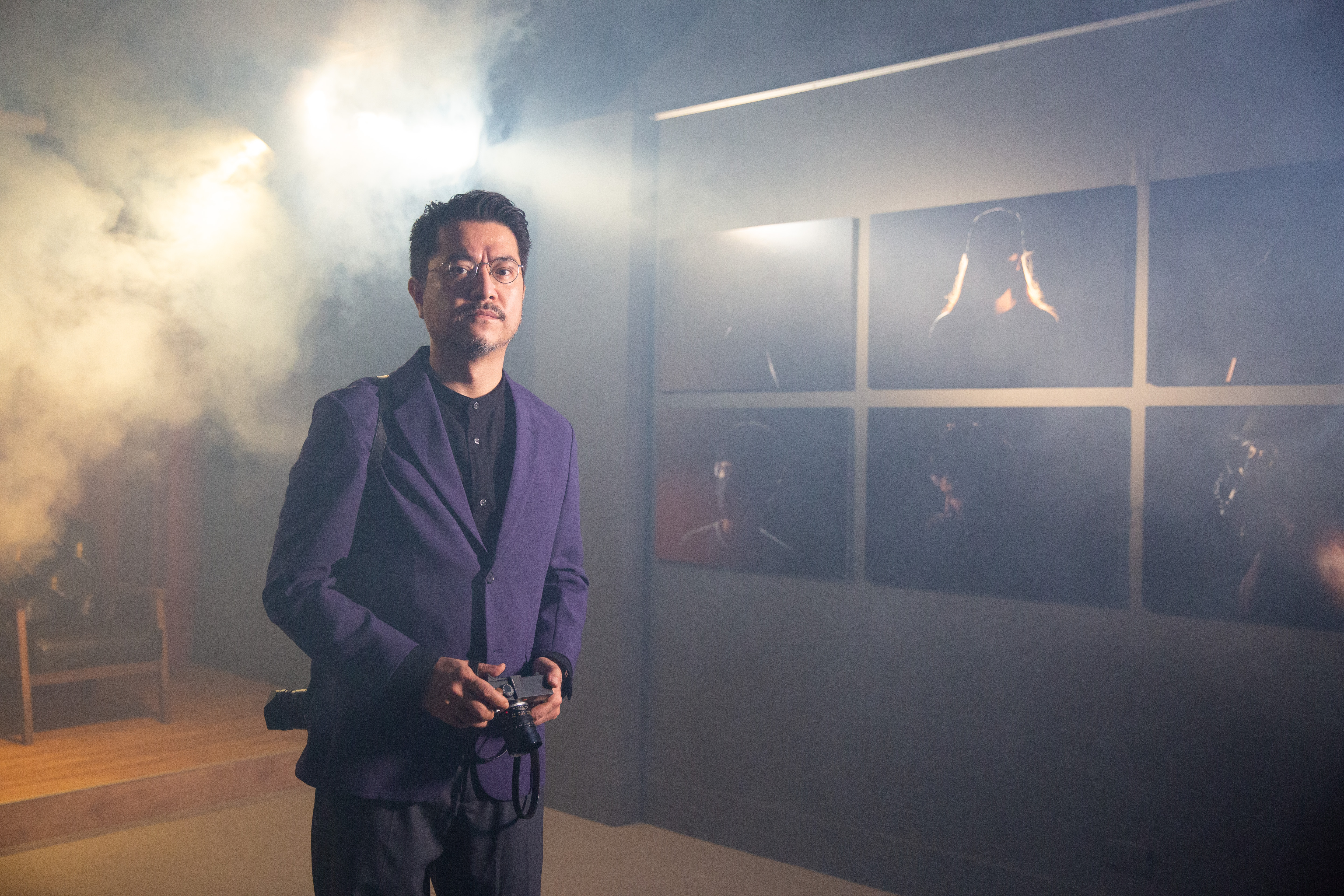 香港攝影師高仲明持就業金卡，在台灣居留，尚未決定申請定居。圖為他在台中司改會舉辦「休止符/REST——高仲明攝影展」，見到展場煙霧瀰漫，他仍本能地想逃離現場。