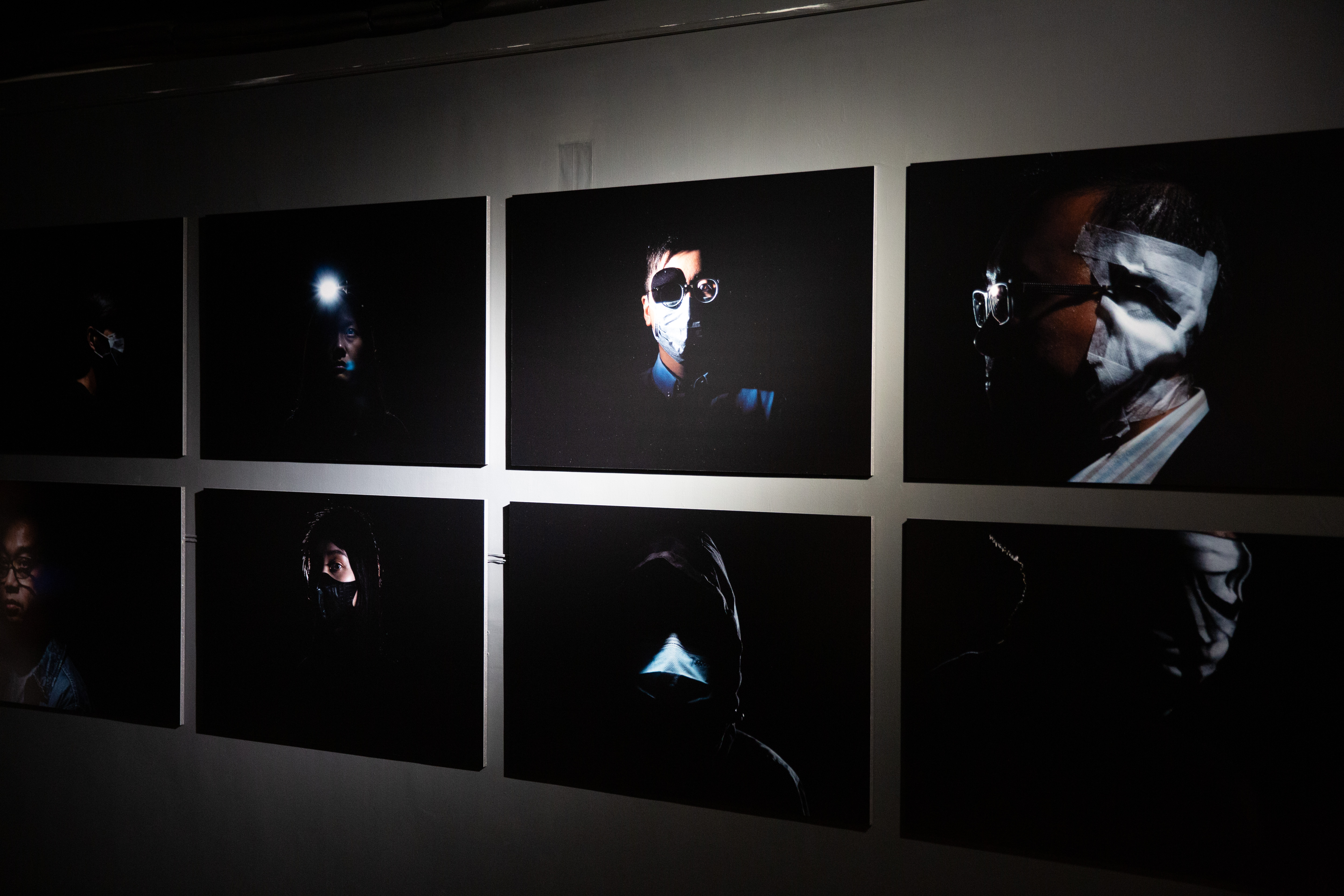 高仲明《港傷》系列攝影作品正在司改會台中辦公室空間展出，他盼系列作品能讓近年關於香港的討論加以延續，反思威權之下，自由與民主的珍貴。