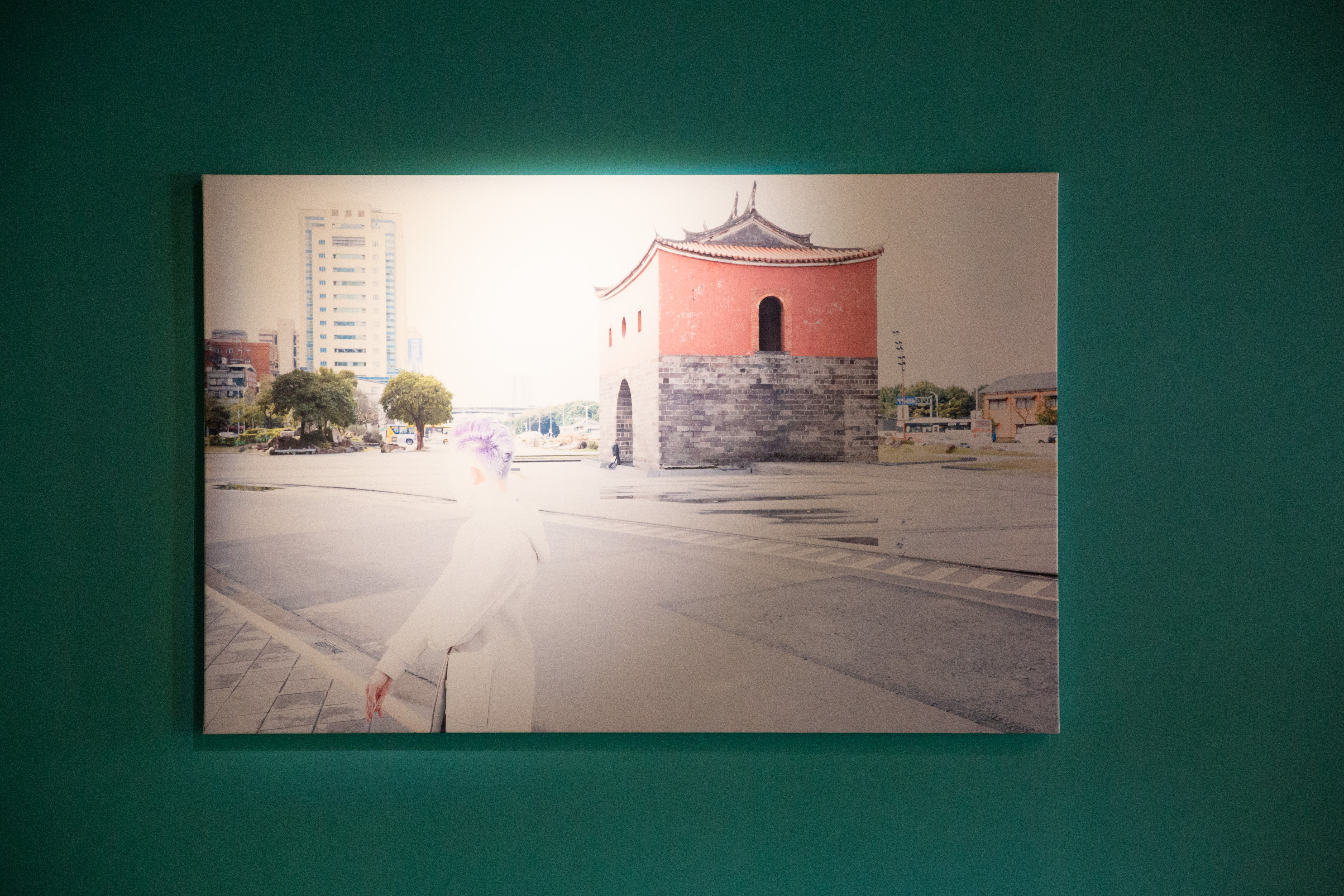 「休止符/REST——高仲明攝影展」同時展出《後時代革命》系列攝影作品，共有14幅香港人在燈光下過曝的臉。