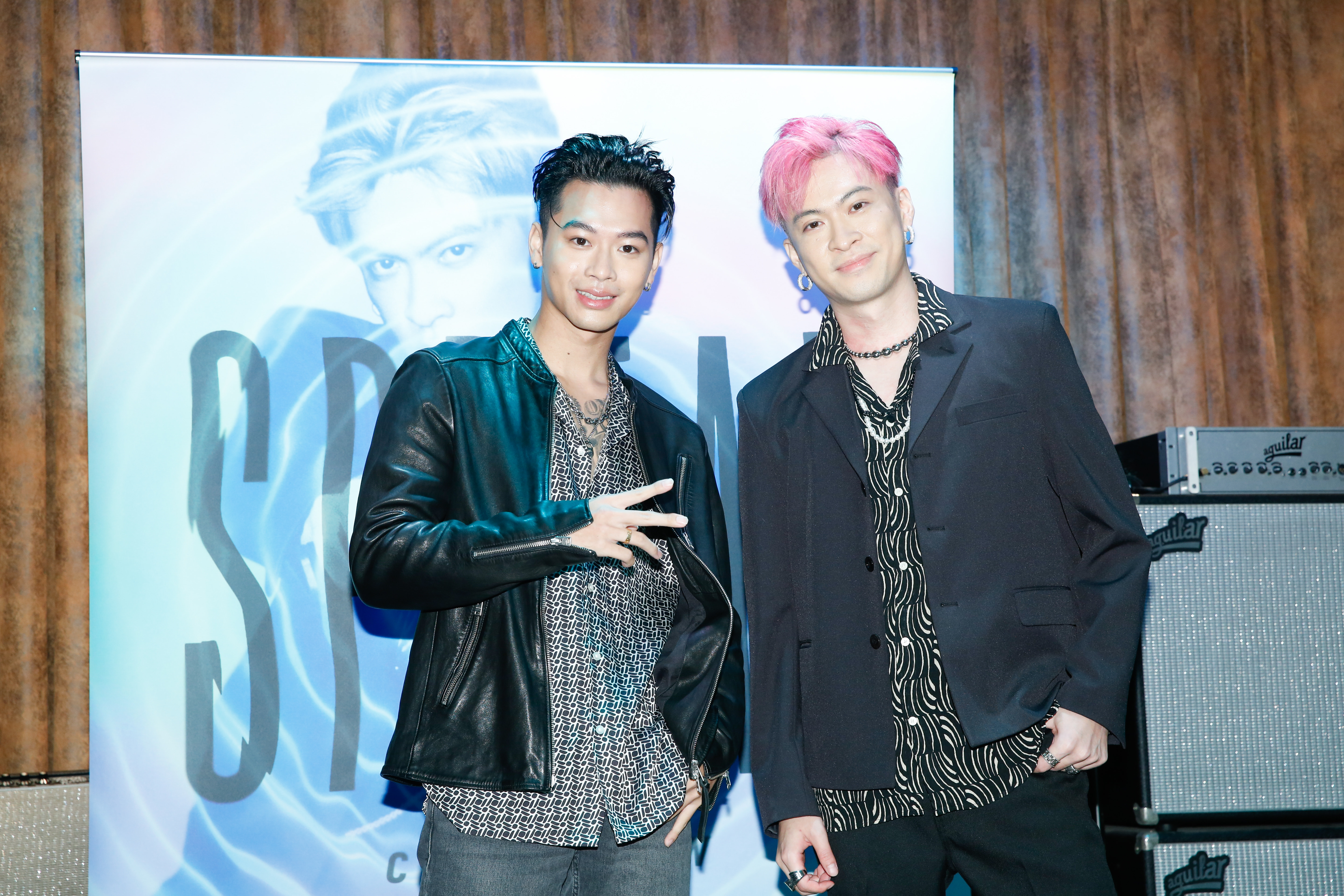 好友高爾宣（左）為CHRISFLOW 唐仲彣（右）站台。