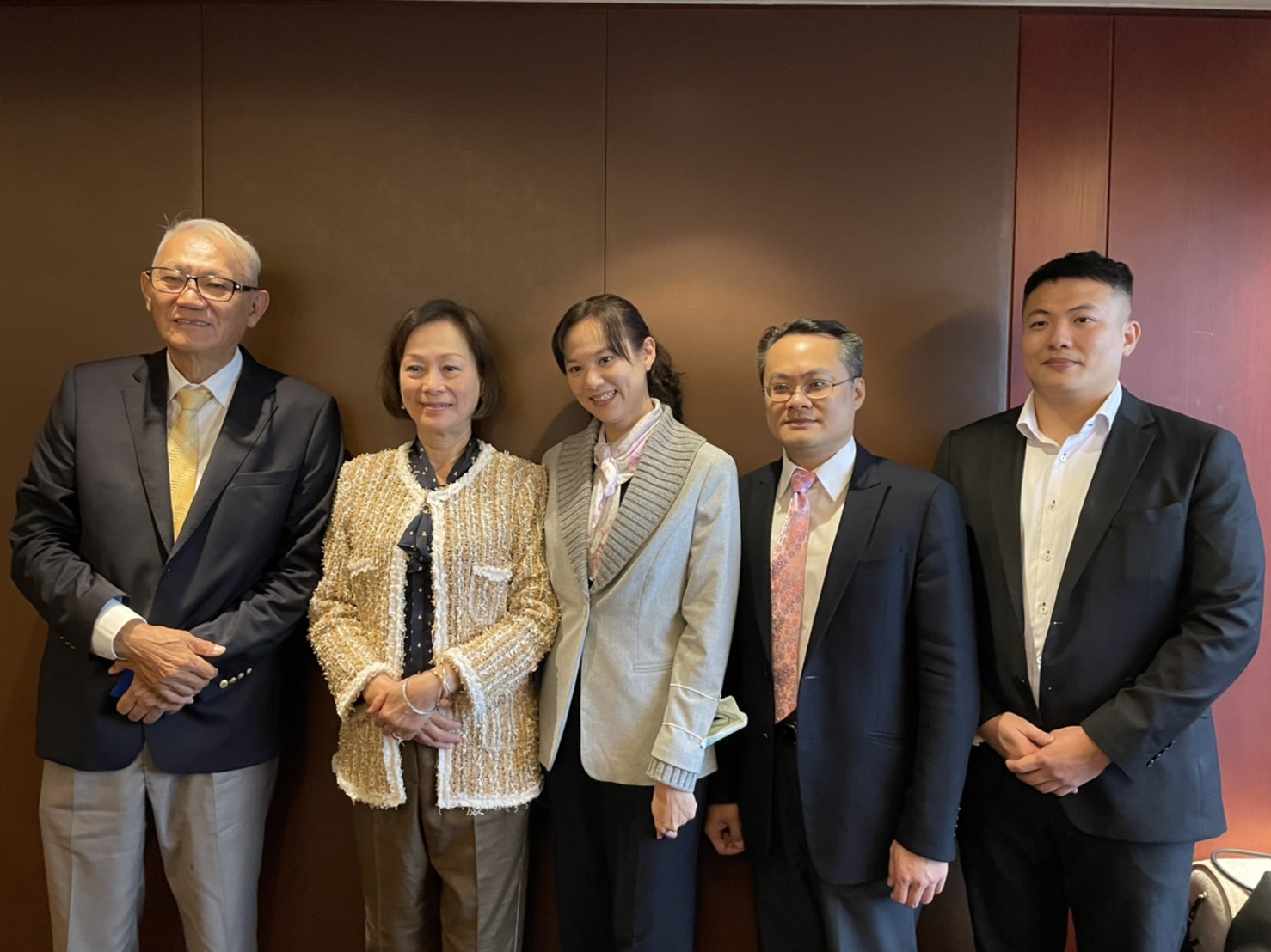 虎門總經理楊涪嵐(左三)表示,物聯網、工業4.0及人工智慧等新興資訊科技的發展,有利公司拓展獲利成長空間。