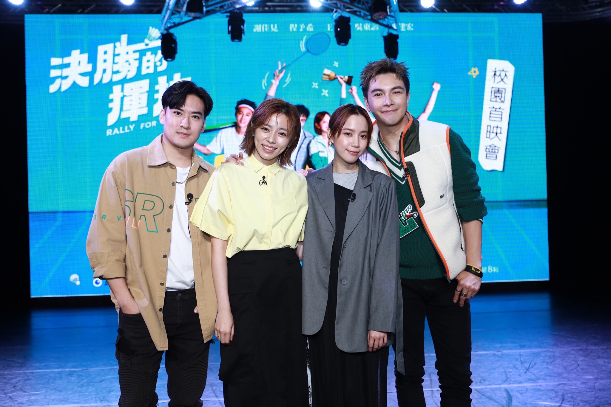 《決勝的揮拍》演員走進校園，和同學互動玩遊戲。（民視提供）