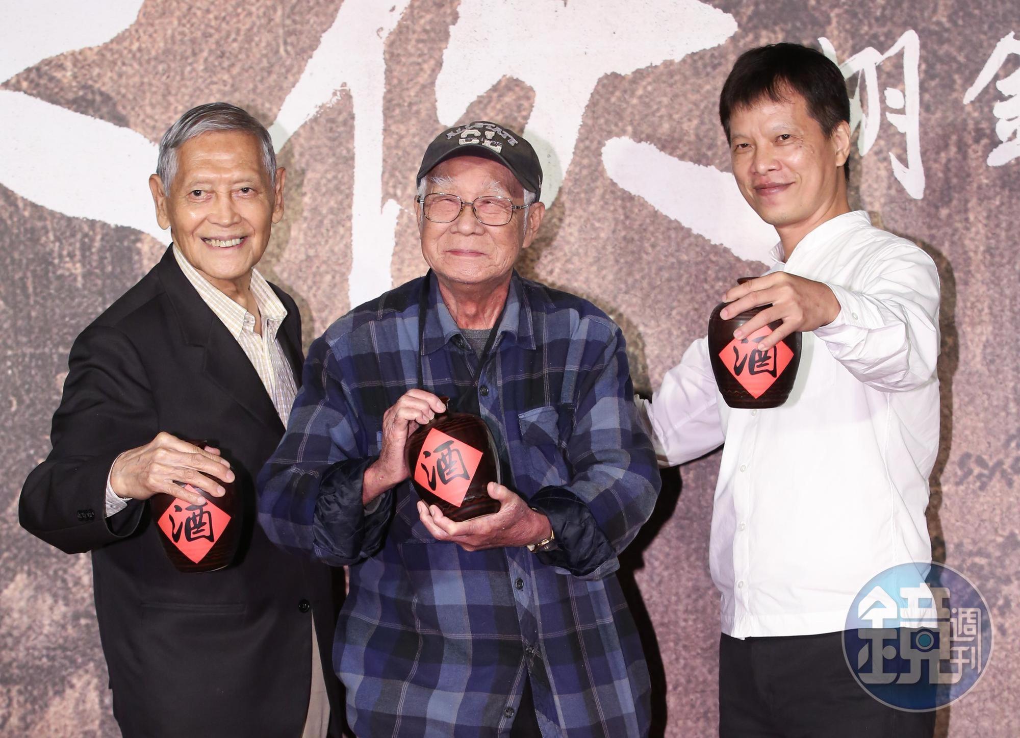 與胡金銓情同師徒的石雋、金鐘名導演林福地及導演林靖傑出席《大俠胡金銓》首映會,分享拍攝該片時的心情。★鏡週刊關心您:未滿18歲禁止飲酒,飲酒過量害人害己,酒後不開車,安全有保障。
