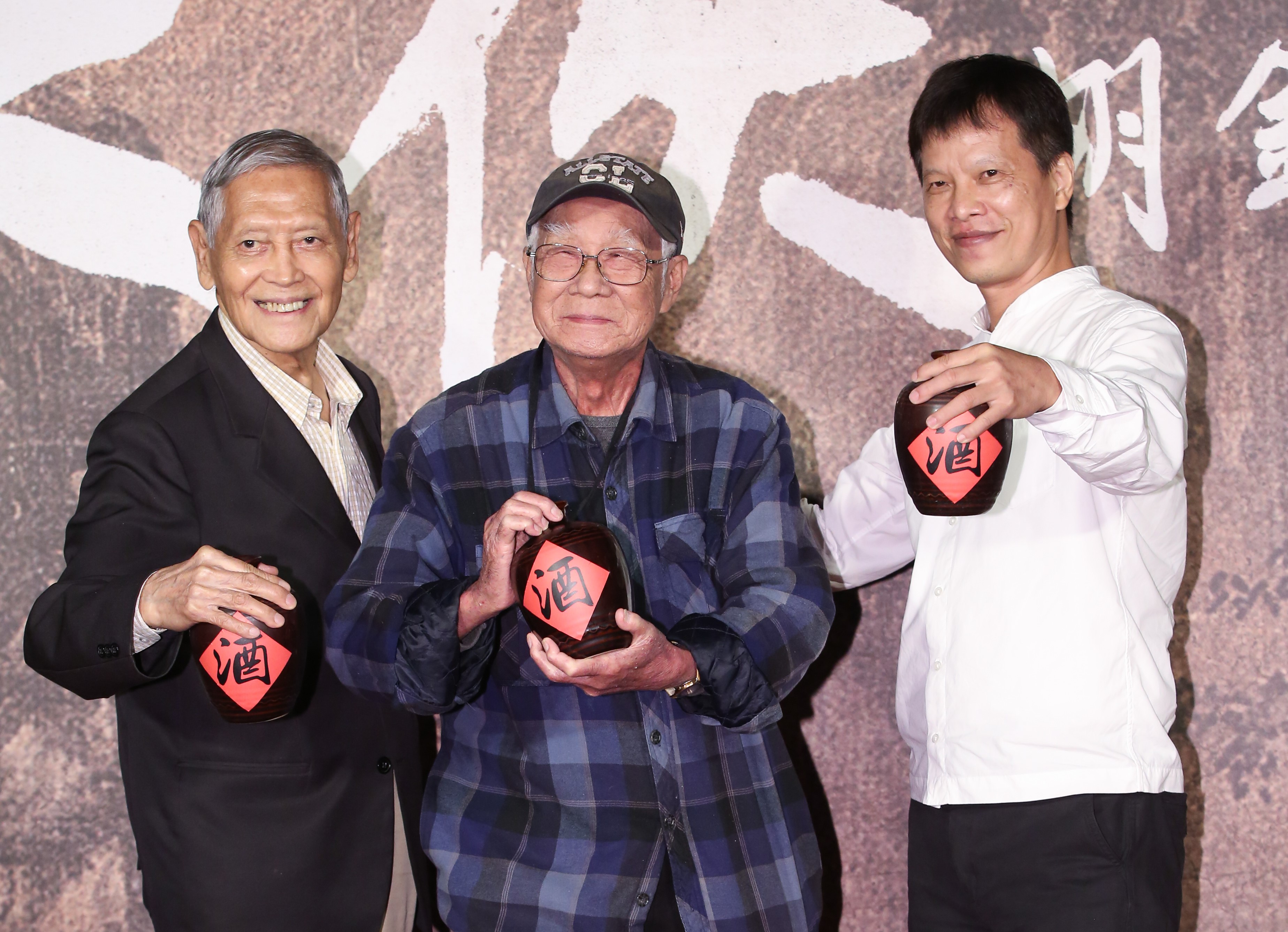 與胡金銓情同師徒的石雋、金鐘名導演林福地及導演林靖傑出席《大俠胡金銓》首映會，分享拍攝該片時的心情。★鏡週刊關心您：未滿18歲禁止飲酒，飲酒過量害人害己，酒後不開車，安全有保障。