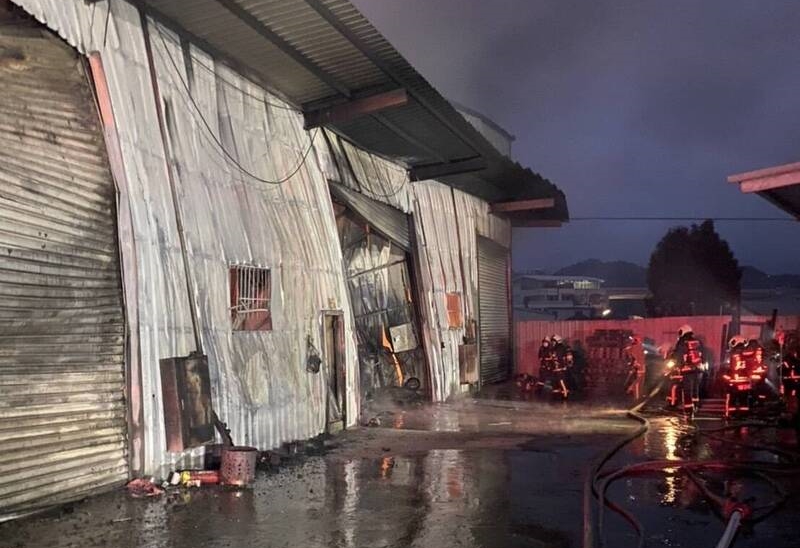 潭子區福貴路工廠火災，台中市消防局出動23部消防車、70多名消防人員前往灌救。（讀者提供）