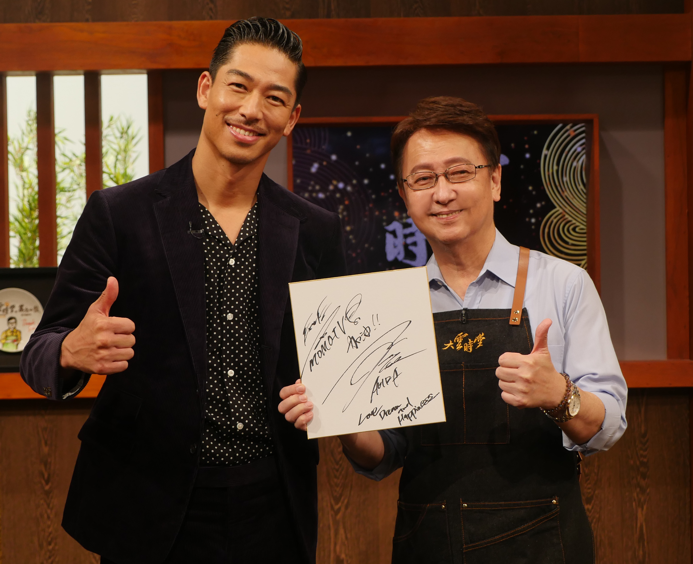 AKIRA（右）接受《大雲時堂》李四端專訪。（MOMOTV 75台提供）