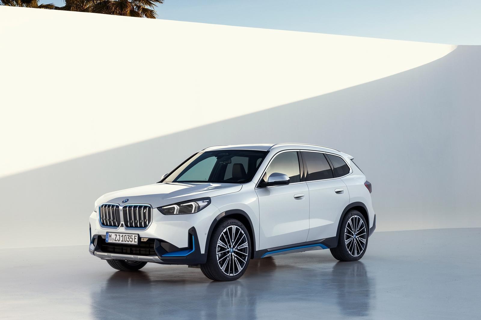  BMW iX1採用全新第五代eDrive電能科技，前後軸雙馬達與BMW xDrive智慧型可變四輪傳動系統配置下更創造出313匹的最大馬力輸出與494牛頓米的最大扭力，最高續航里程更能達到亮眼的440km，在動力表現與續航里程間取得絕妙平衡。