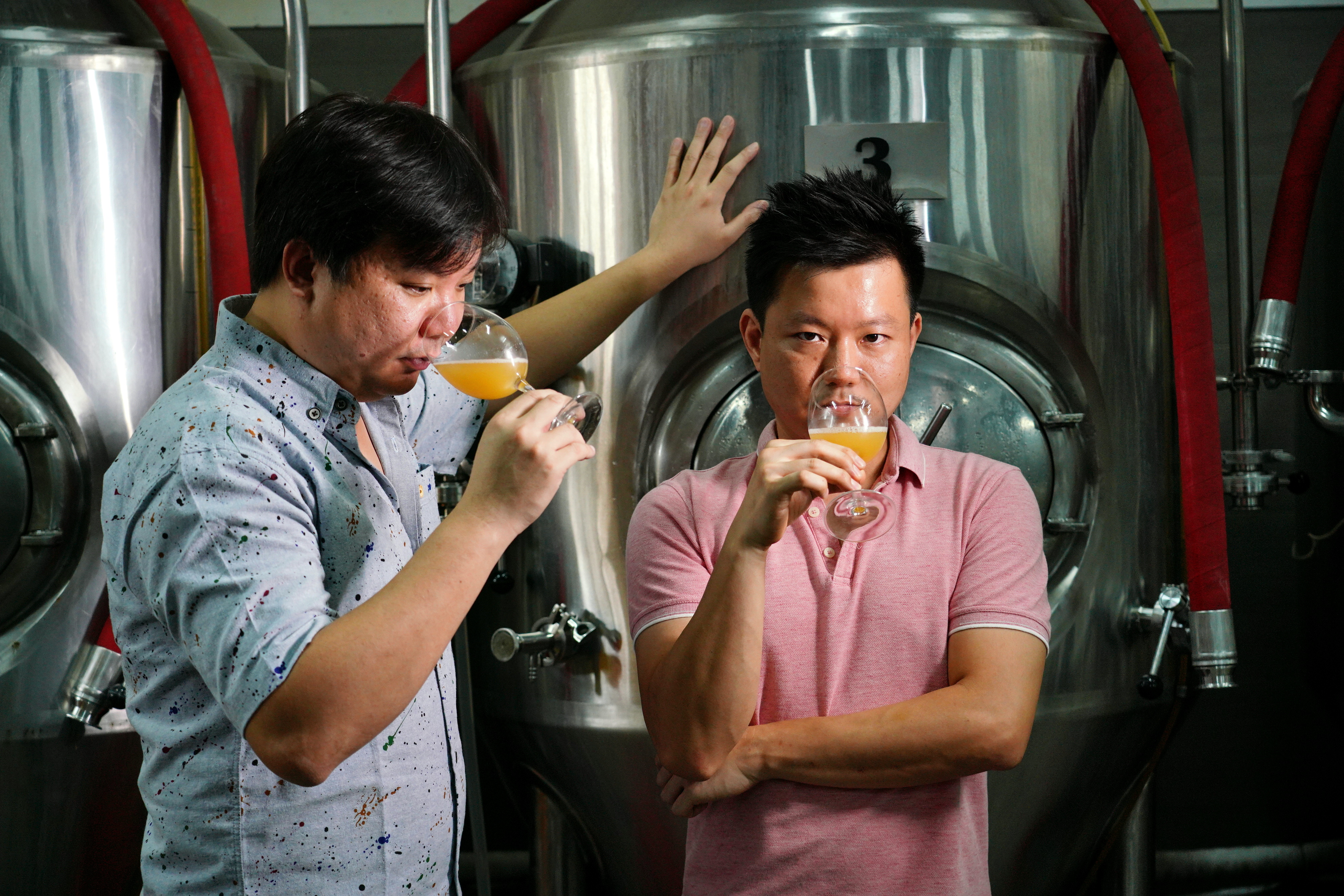 2014年創立台風造酒的許承穎（左）和許京穎（右）兄弟，連連在國際大賽獲獎，讓許多餐廳和食品業者找上門，合作推聯名啤酒。