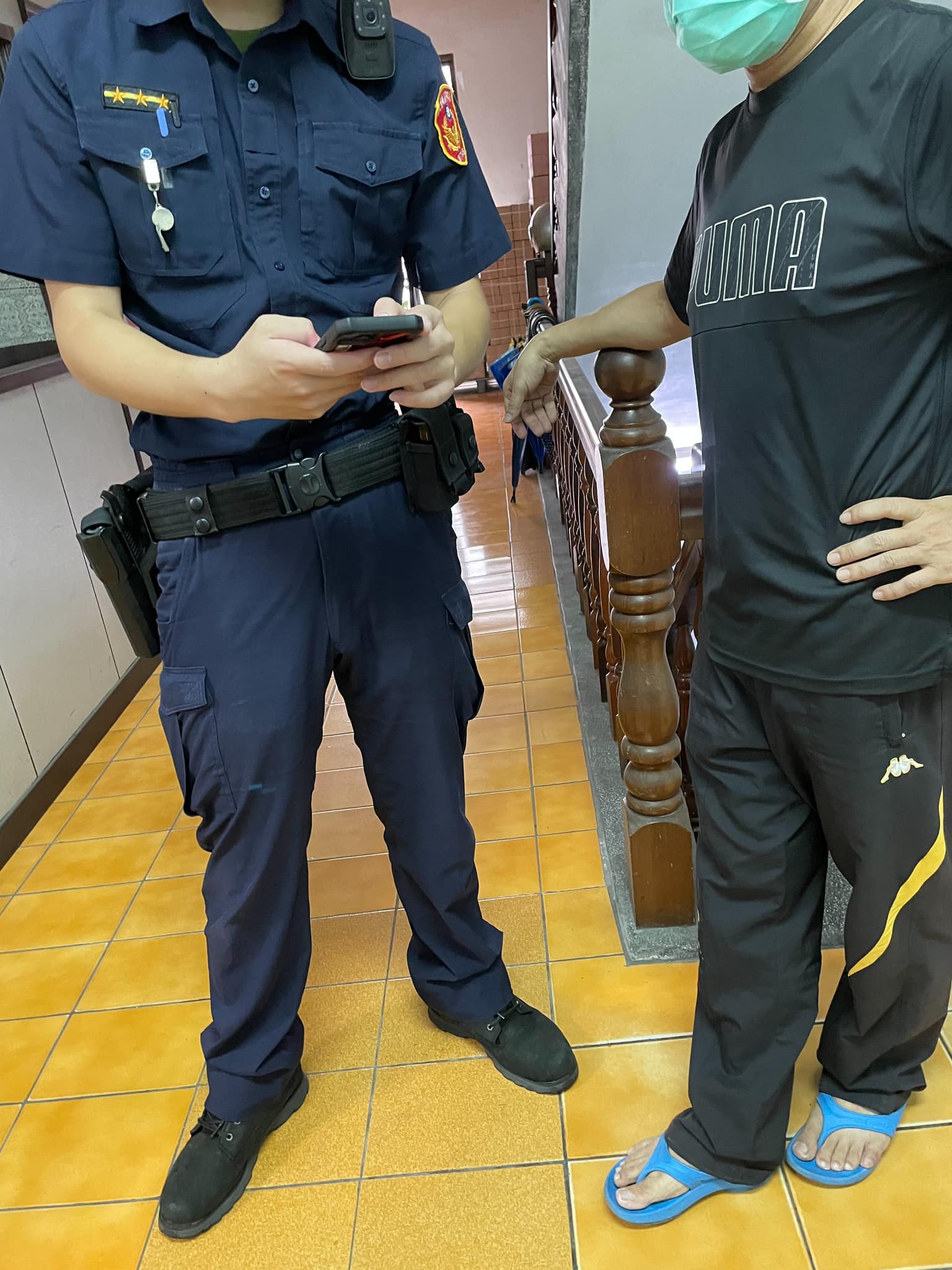 警察到場了解狀況。(翻攝自爆料公社)