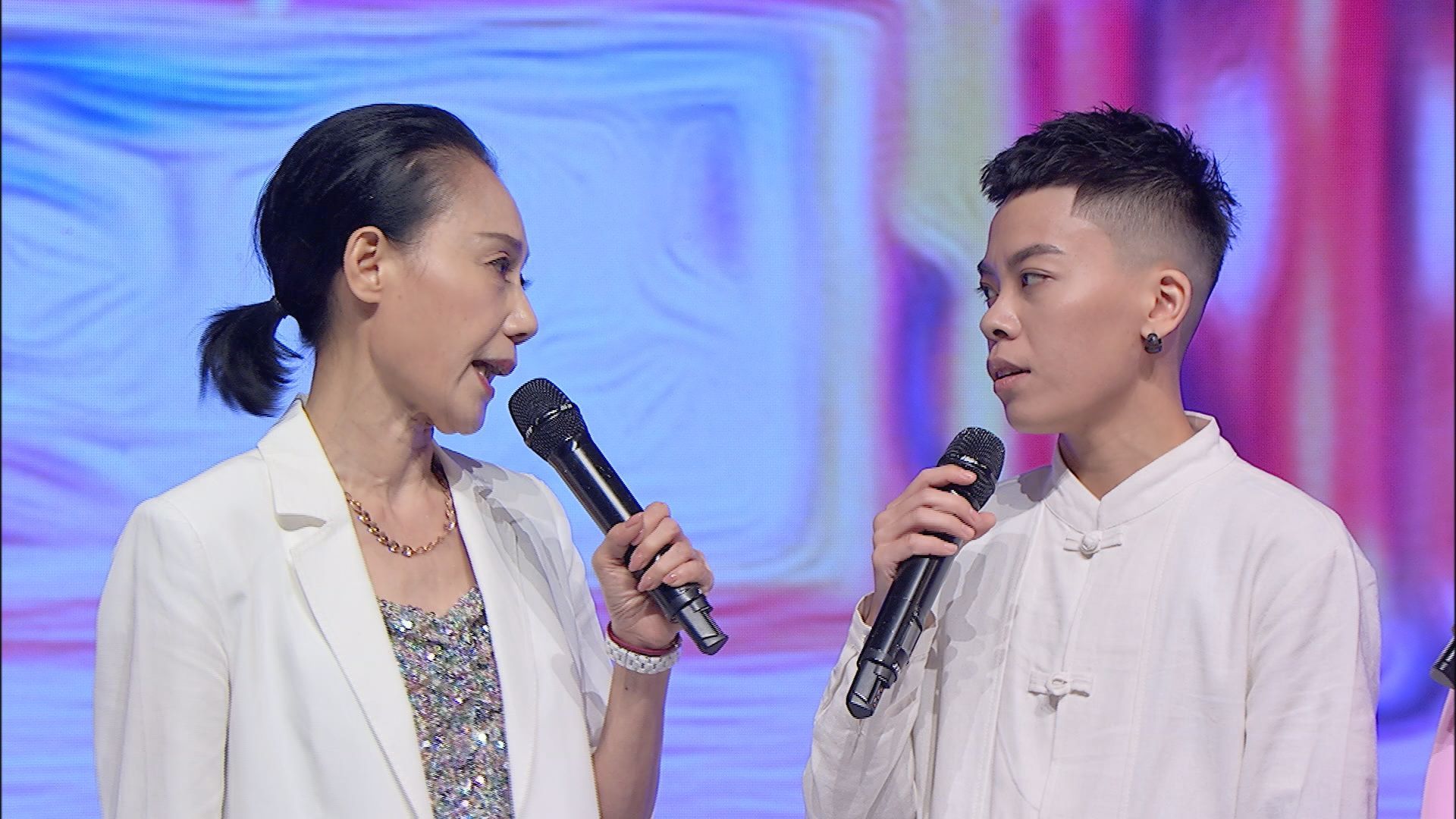 郭春美、孫凱琳歌仔戲母女檔上綜藝節目錄影。（中視提供）