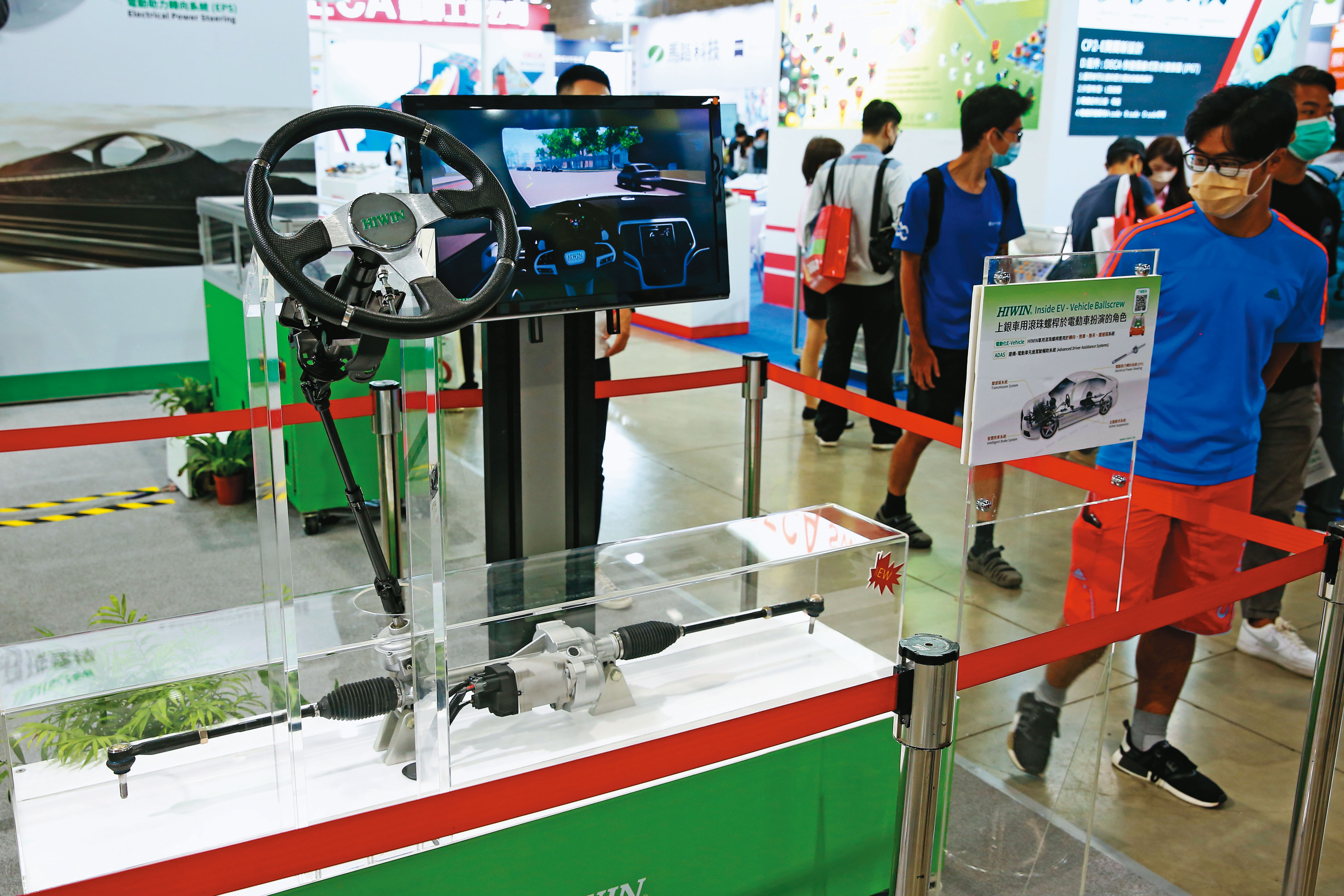 上銀在自動化設備展攤位上，展出一座用在汽車駕駛方向盤的轉向系統，吸引不少買主上門詢問。