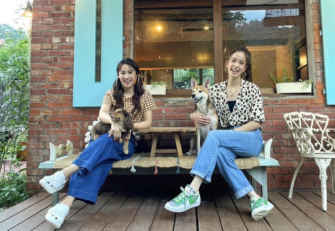 陳庭妮(右)帶著愛犬上Sandy的節目錄影。(TVBS提供)