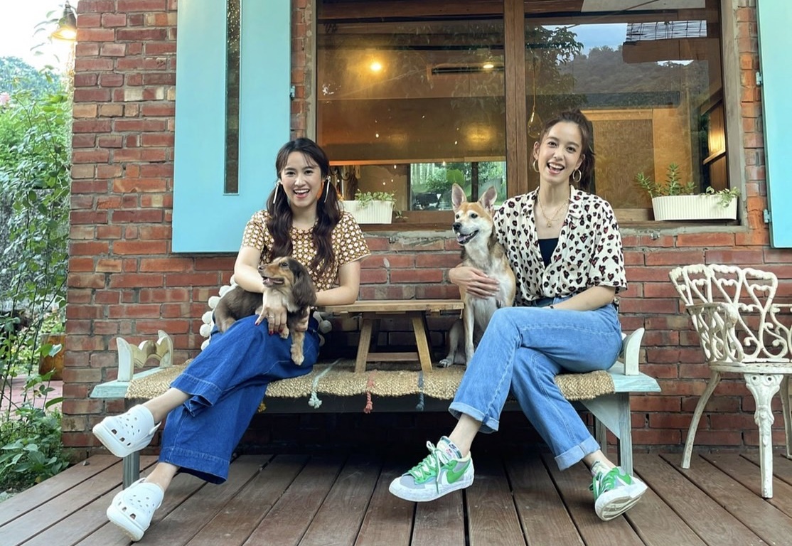 陳庭妮（右）帶著愛犬上Sandy的節目錄影。（TVBS提供）