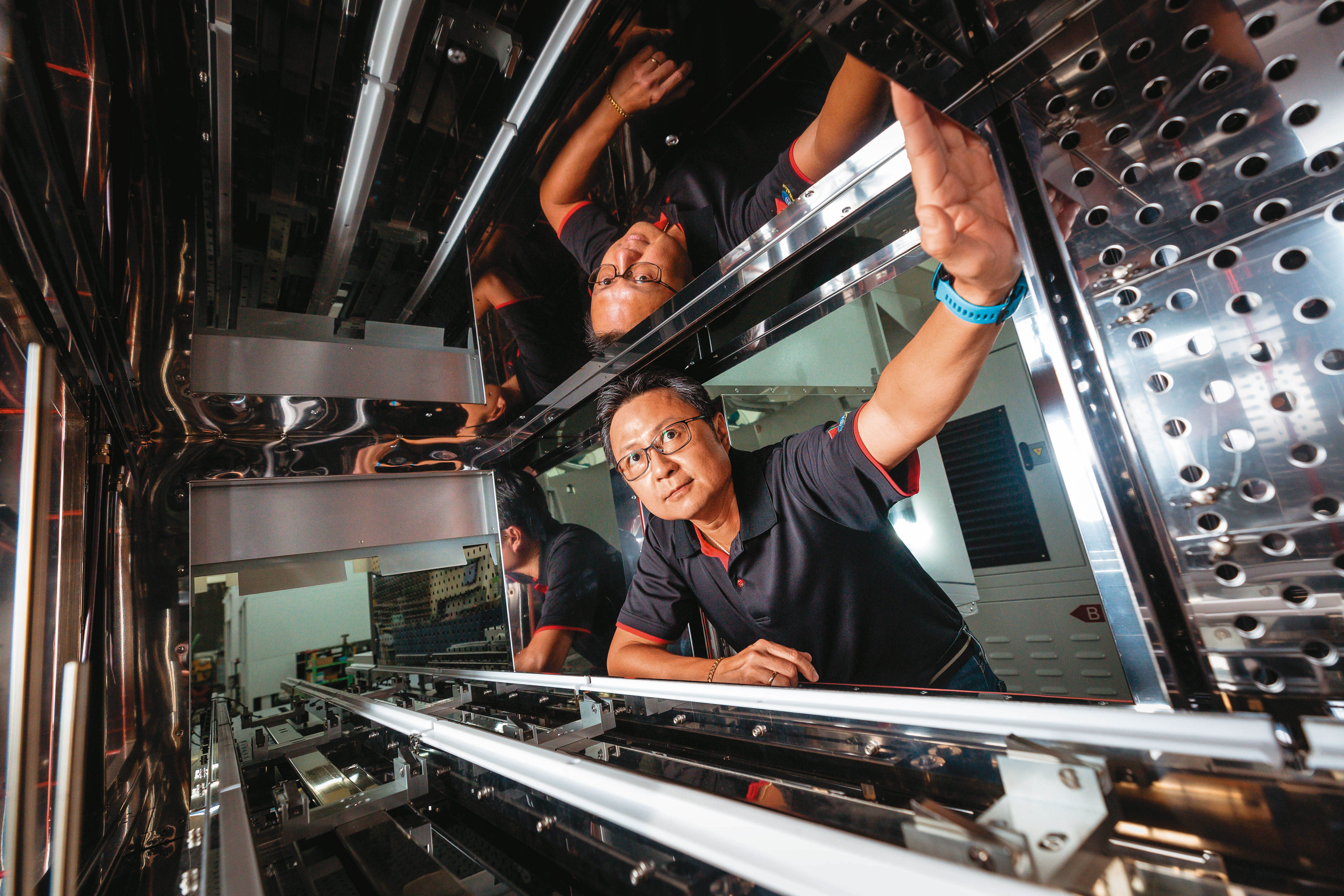 從來沒有頭家夢的吳明致22年前意外失業，與8個朋友一起創立科嶠工業，從做PCB烤箱起家。