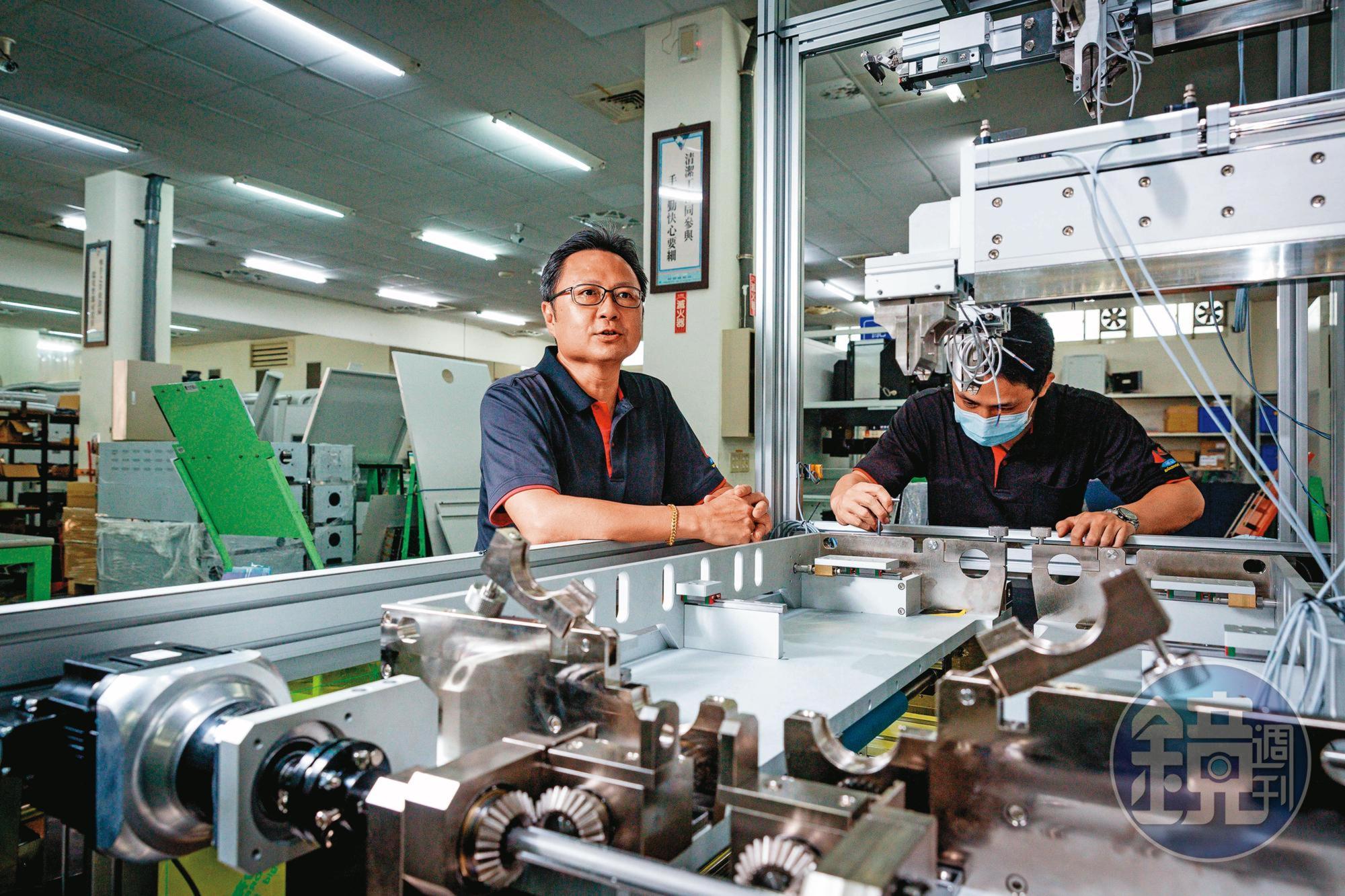 吳明致（左）強調客製化是科嶠最大優勢，在最短時間提出解決方案、滿足客戶需求，這樣的專業與服務才不容易被取代。