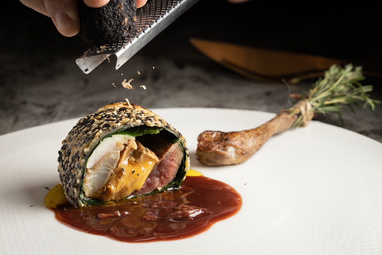 「醃冬菜、胭脂乳鴿、龍虎斑、鴨肝、黑松露」的醃冬菜醬汁，是化膩的神來一筆。