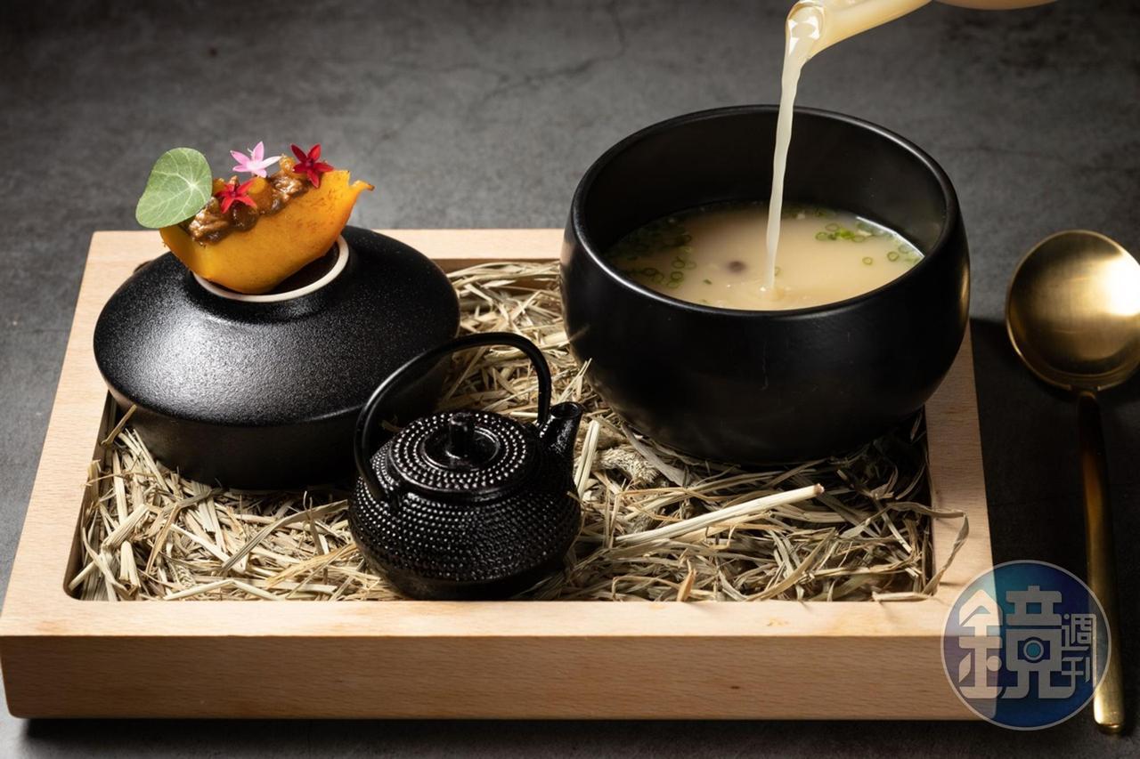 「甜柿餅、土雞肝、芙蓉、茶、上湯」附上一壺東方美人茶、新鮮甜柿和柿餅,搭著老母雞高湯蒸蛋一起吃,是湯品也如茶點。