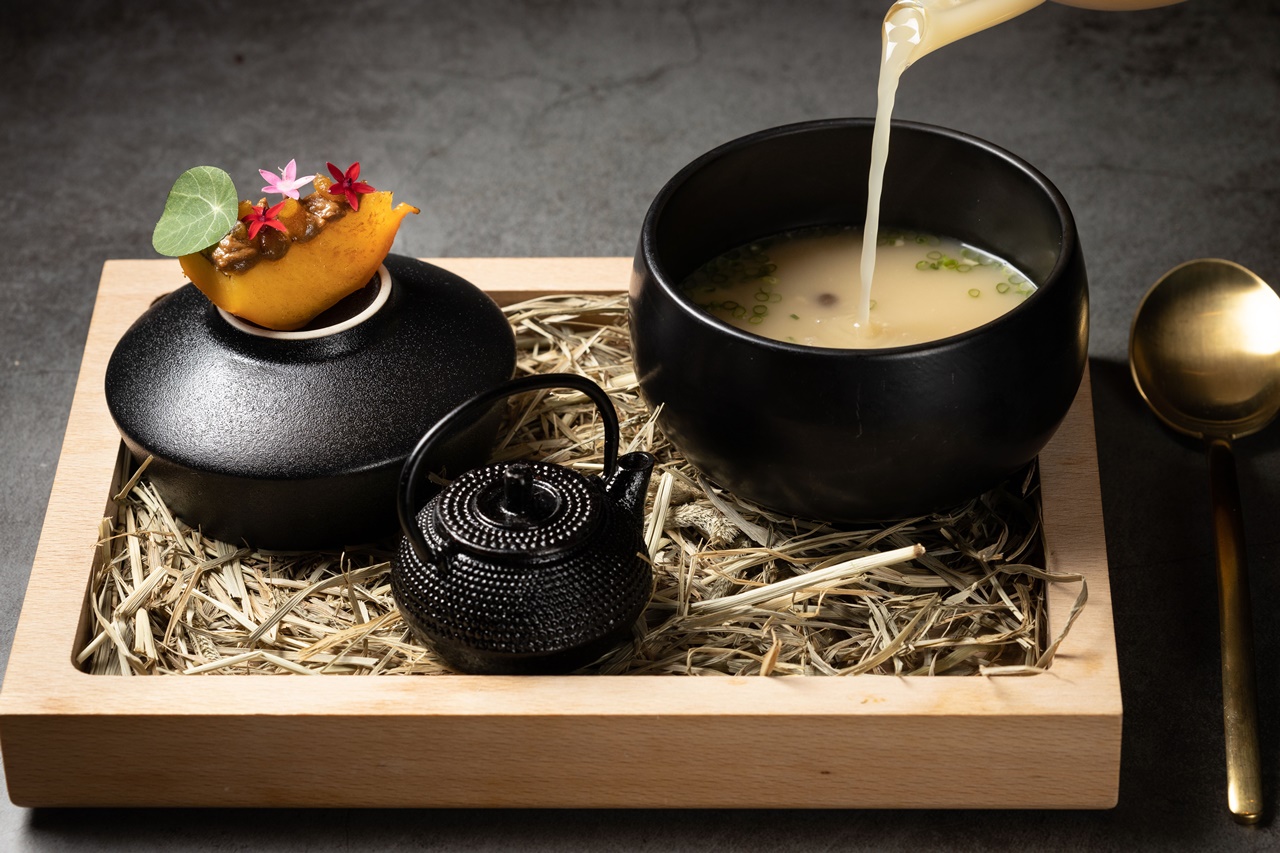 「甜柿餅、土雞肝、芙蓉、茶、上湯」附上一壺東方美人茶、新鮮甜柿和柿餅，搭著老母雞高湯蒸蛋一起吃，是湯品也如茶點。