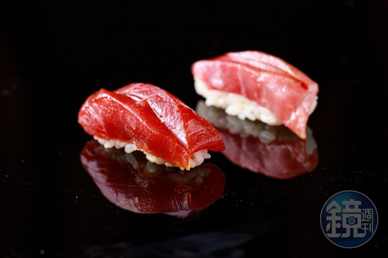 「黑鮪魚中腹、赤身握壽司」藉由不同醬油，恰如其分襯托黑鮪魚光彩。