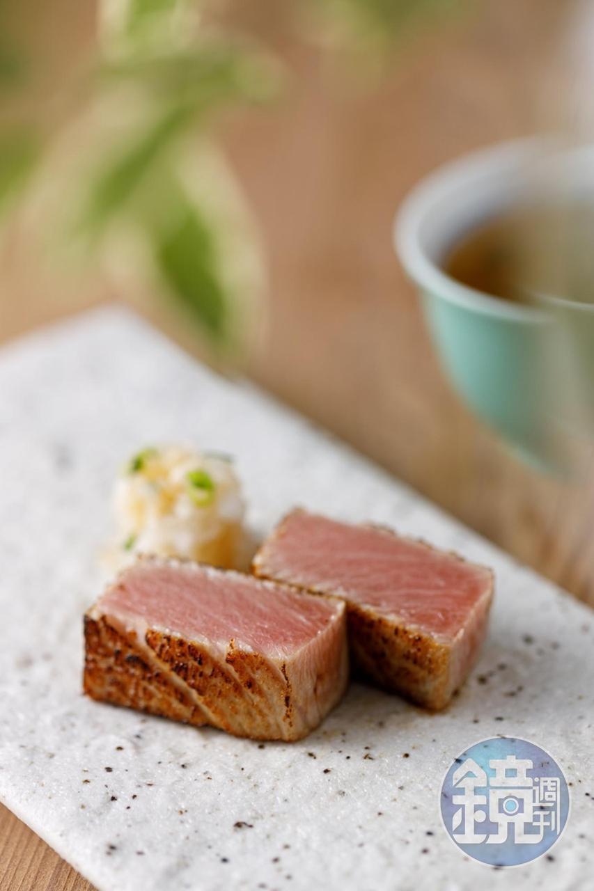 「黑鮪魚大腹 炭火燒」用低溫熟成去除黑鮪魚腥味，刷上德島二度發酵熟成醬油，甘醇入口即化。