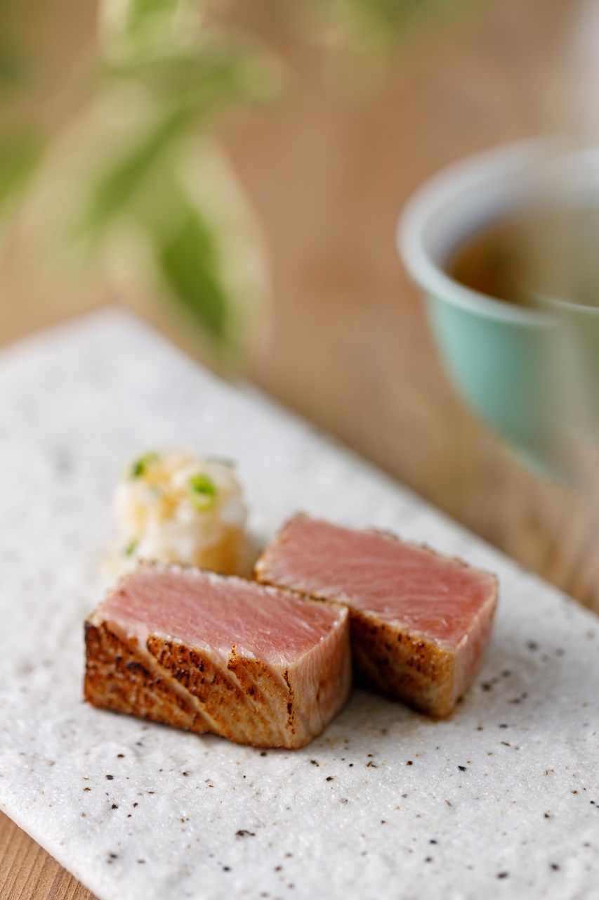 「黑鮪魚大腹 炭火燒」用低溫熟成去除黑鮪魚腥味，刷上德島二度發酵熟成醬油，甘醇入口即化。