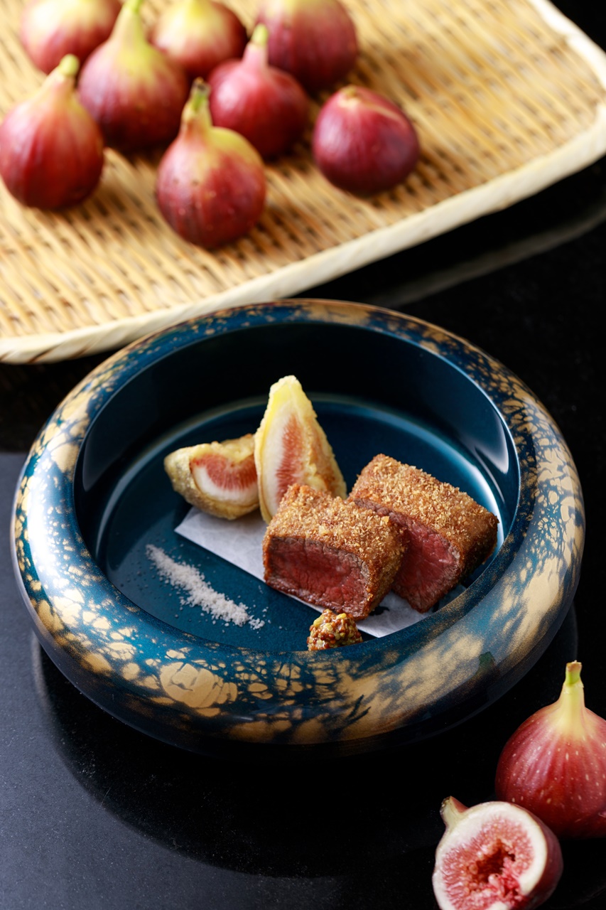 「山形和牛揚」精挑A5山形和牛菲力，裹上篩得細緻的麵包粉酥炸，皮薄不扎口，外層淺炸的新鮮台灣無花果，香甜肉細。
