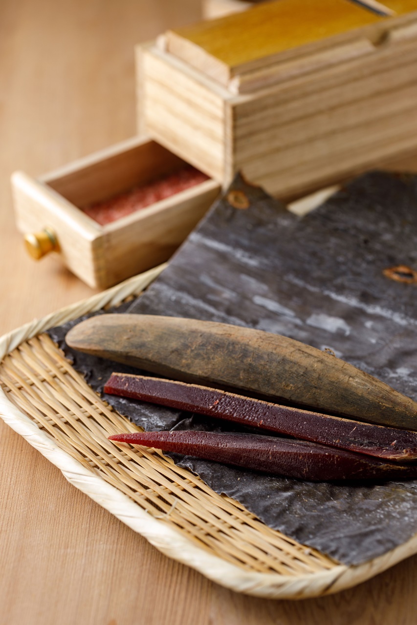 傳遞神田主廚「真味就是淡」的精髓在高湯，關鍵在使用「本枯節」鰹魚、北海道野生昆布及日本長野縣軟水。