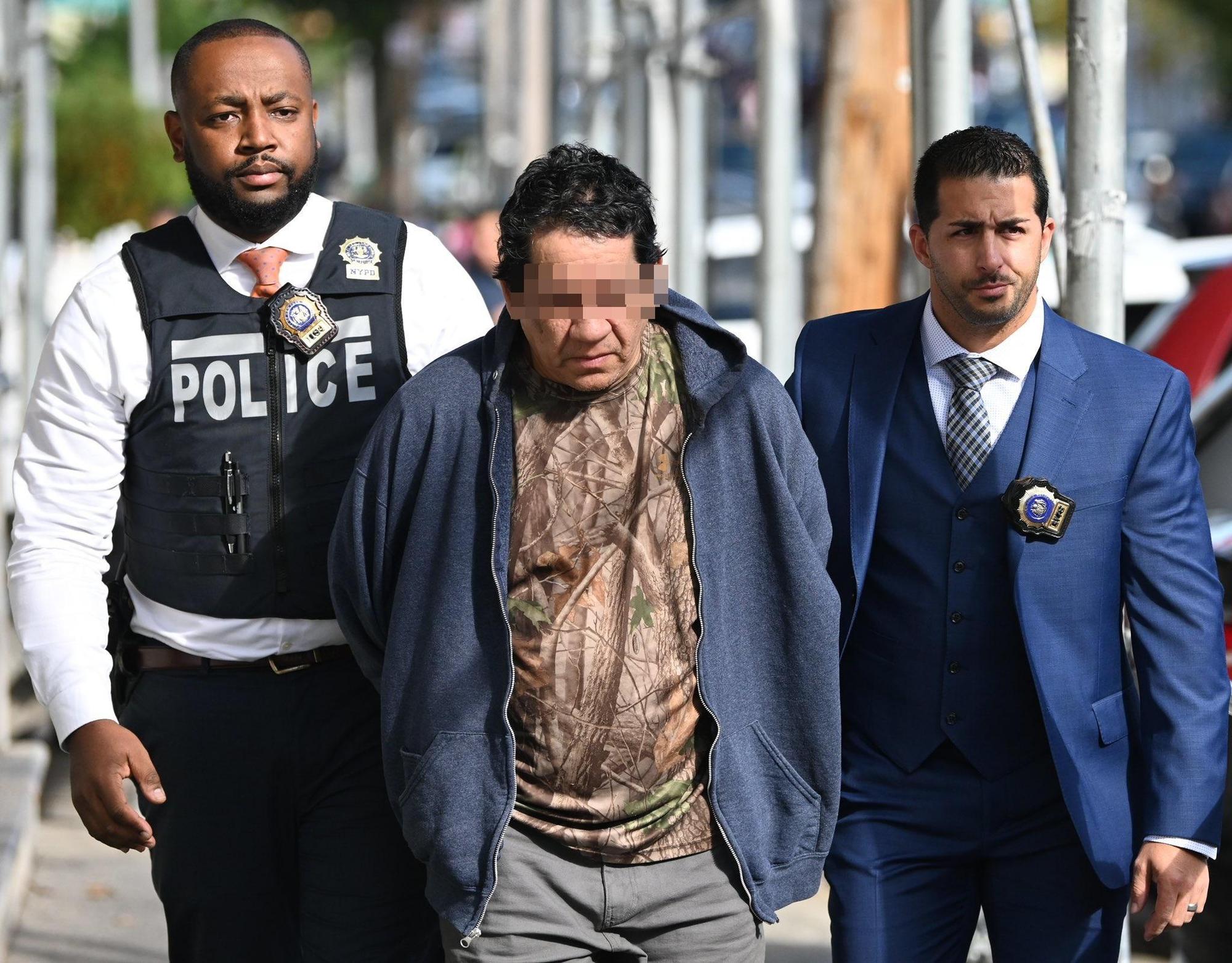 賈西亞(中)因為手機被撞下月台,因此將受害者昆塔納推落鐵軌,導致慘死。(翻攝自推特@Lloydphoto)