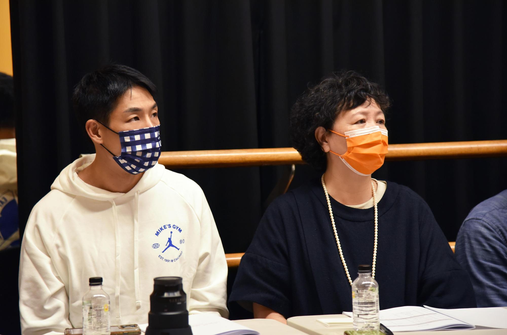 王琄(右)與藍鈞天受邀觀看《阿甯咕又闖禍了YA~》親子音樂劇彩排。(夢田影像提供)