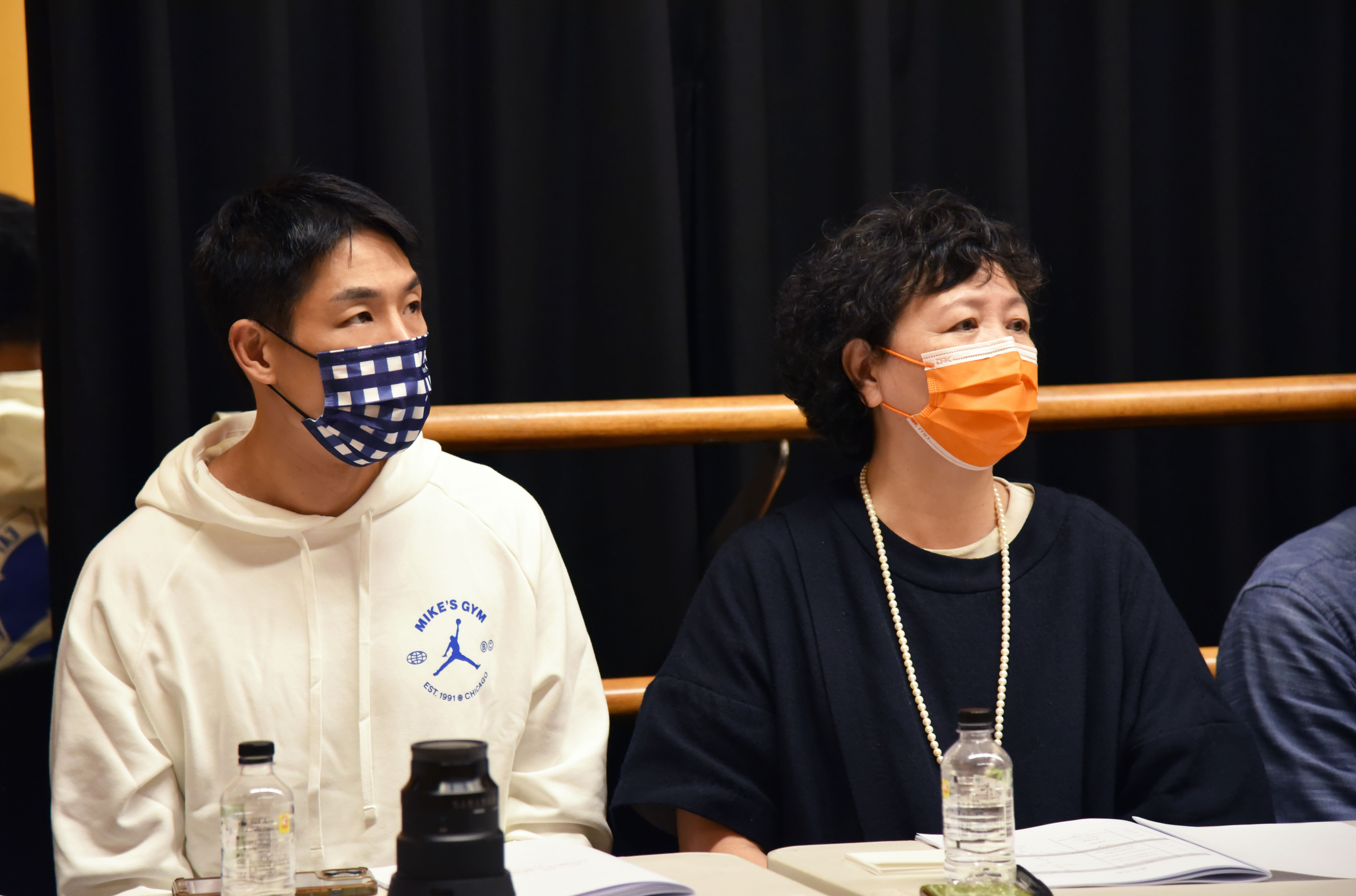 王琄（右）與藍鈞天受邀觀看《阿甯咕又闖禍了YA～》親子音樂劇彩排。（夢田影像提供）