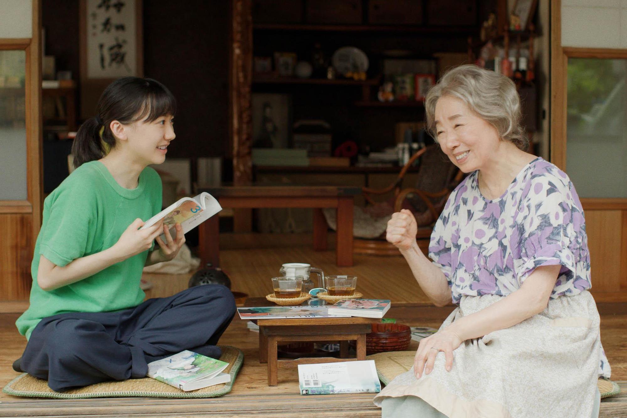 蘆田愛菜和宮本信子在《春心萌動的老屋緣廊》是一對超越年齡差距的「腐女」好友。（天馬行空提供）