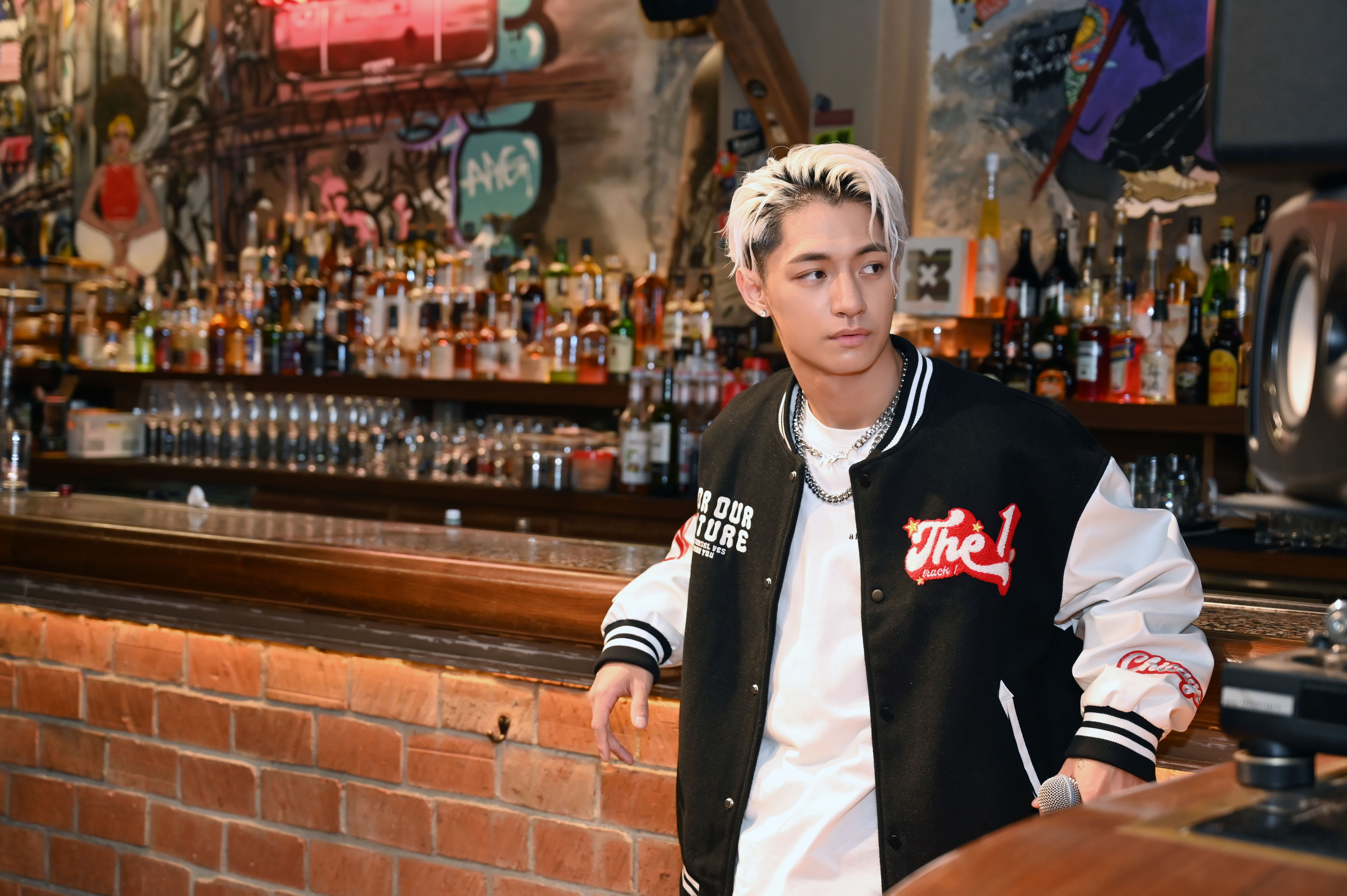 吳霏為首張個人創作專輯《Not Bad》舉行饒唱會。（環球音樂提供）