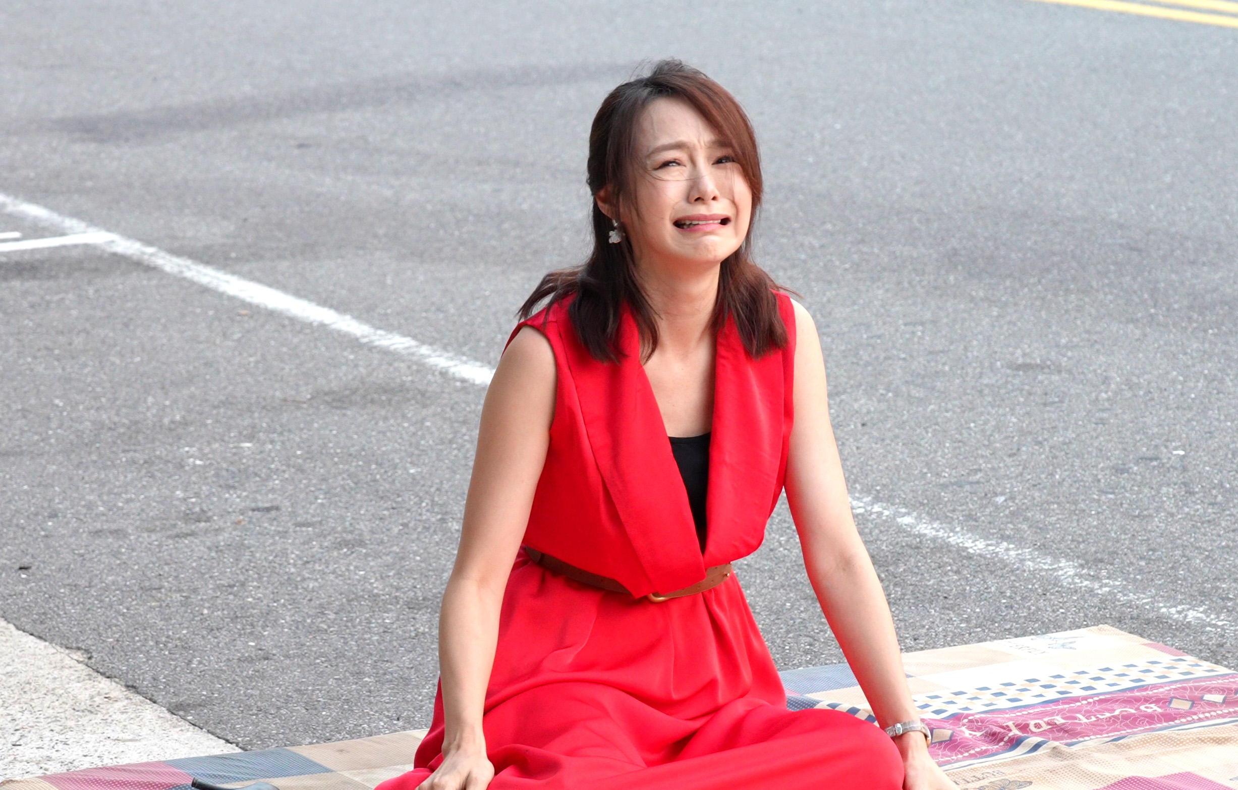 茵芙坐在馬路邊崩潰大哭。（台視提供）