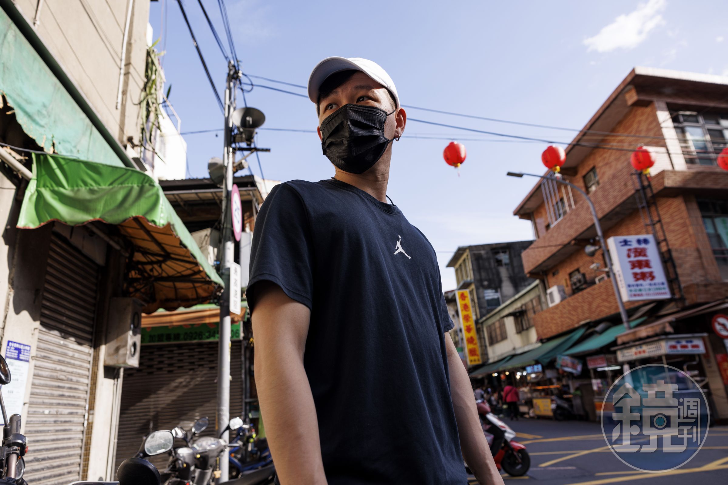 阿庭在離港前，特地去續了護照期限，但當身邊手足紛紛離台，他也想過要二度逃亡。