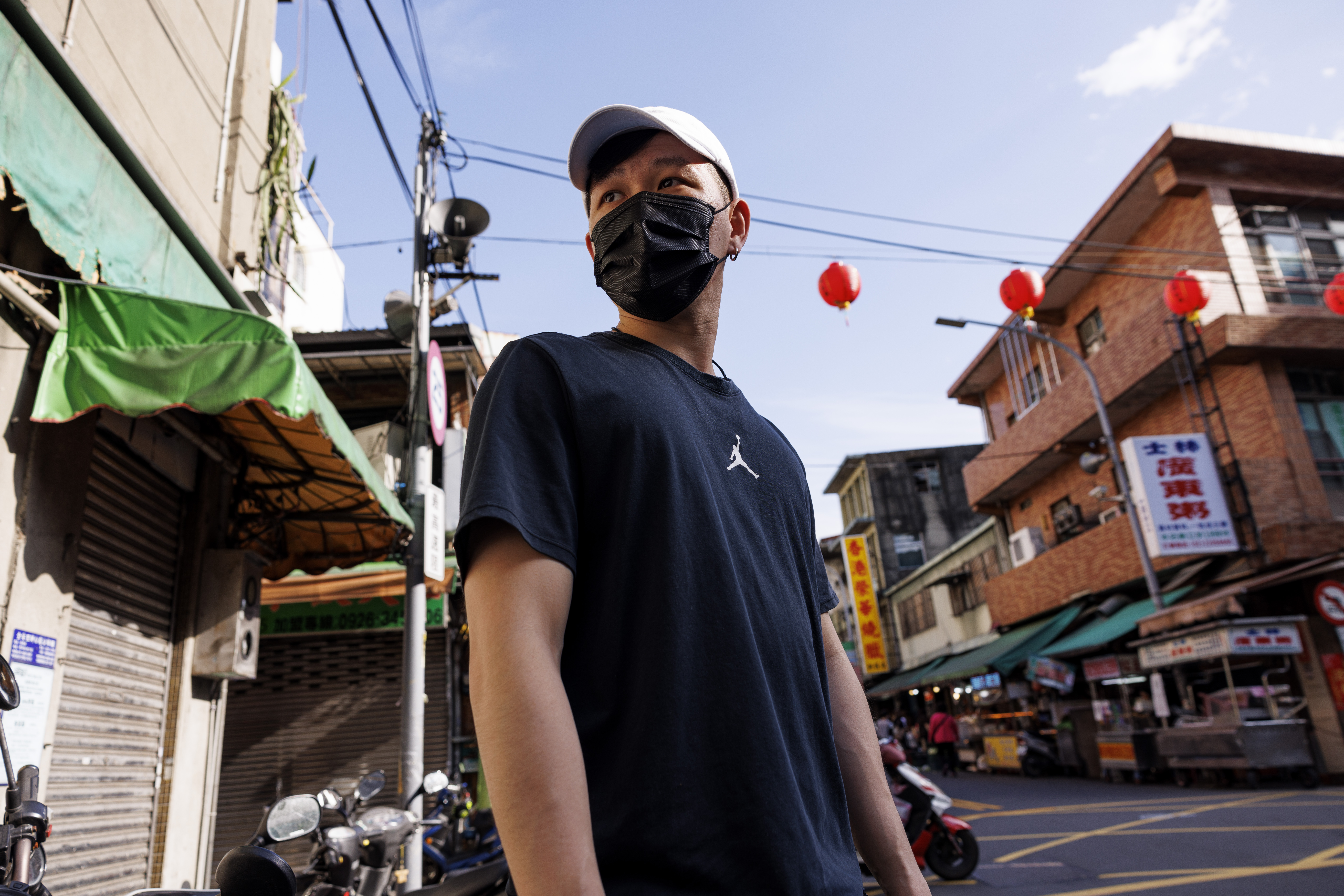 阿庭在離港前，特地去續了護照期限，但當身邊手足紛紛離台，他也想過要二度逃亡。
